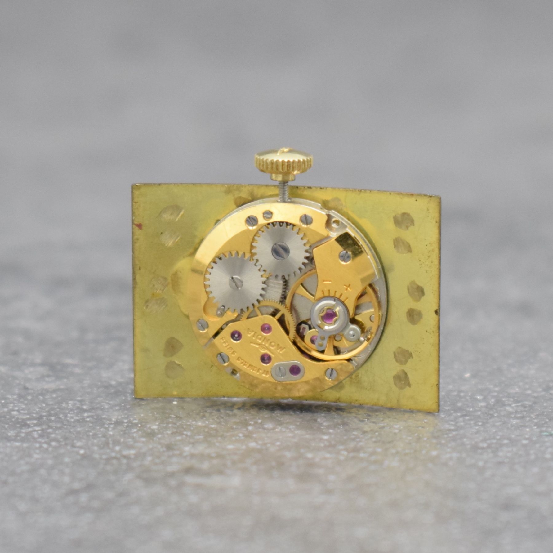 Detail d: Konvolut: 2 MONDIA Armbanduhren, Schweiz um 1975, beide Handaufzug, 1 x kissenförmiges Geh. verchromt, Edelstahlboden verschr., blaues Zifferbl. m. ...