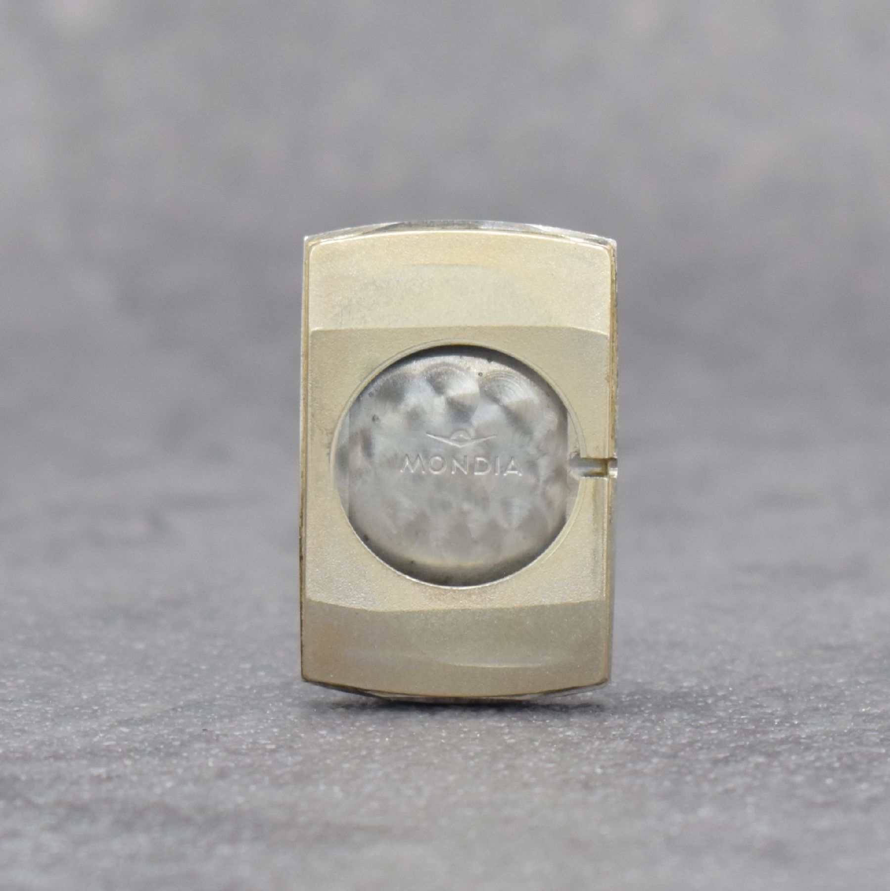 Detail e: Konvolut: 2 MONDIA Armbanduhren, Schweiz um 1975, beide Handaufzug, 1 x kissenförmiges Geh. verchromt, Edelstahlboden verschr., blaues Zifferbl. m. ...