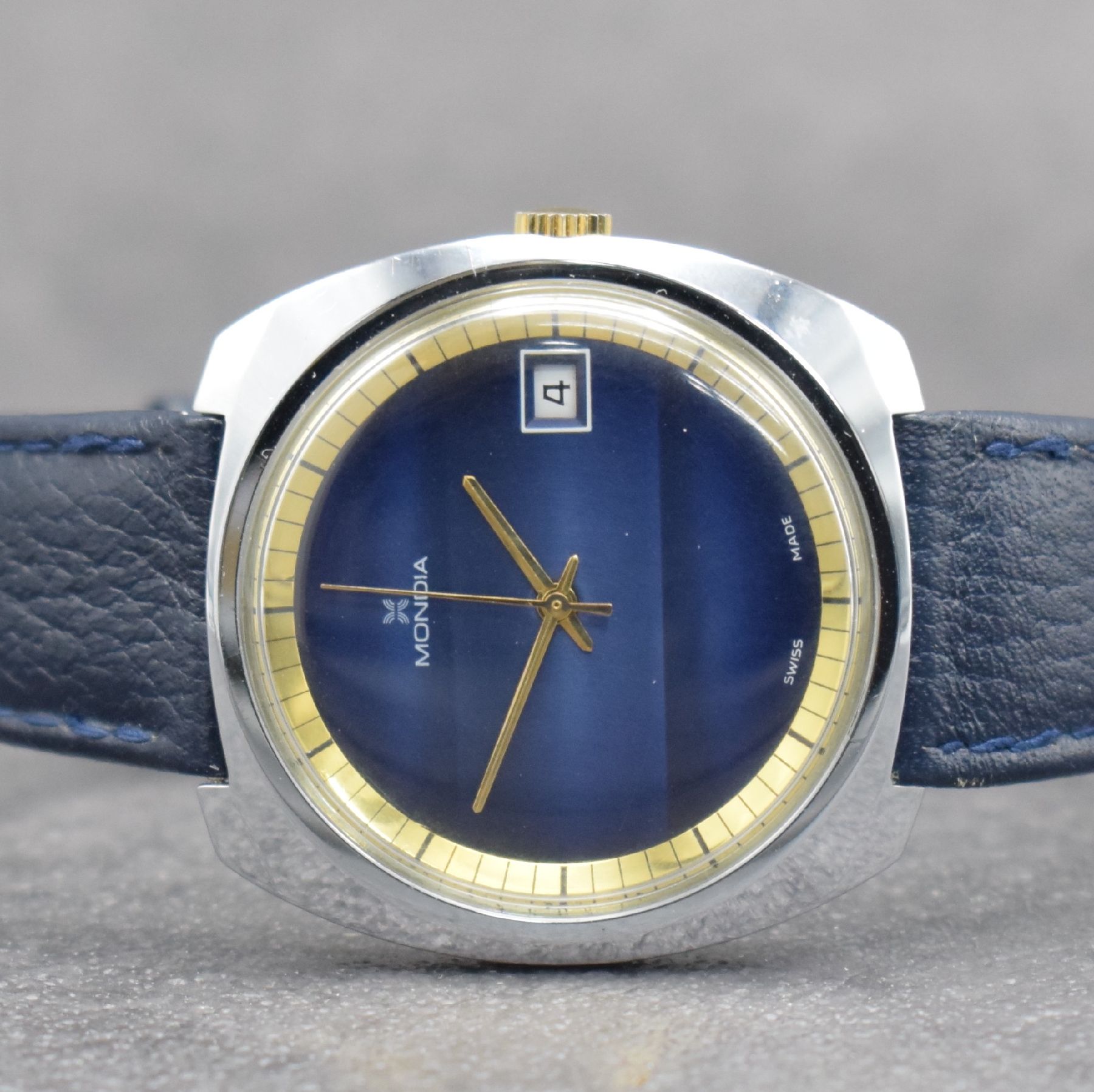 Detail f: Konvolut: 2 MONDIA Armbanduhren, Schweiz um 1975, beide Handaufzug, 1 x kissenförmiges Geh. verchromt, Edelstahlboden verschr., blaues Zifferbl. m. ...