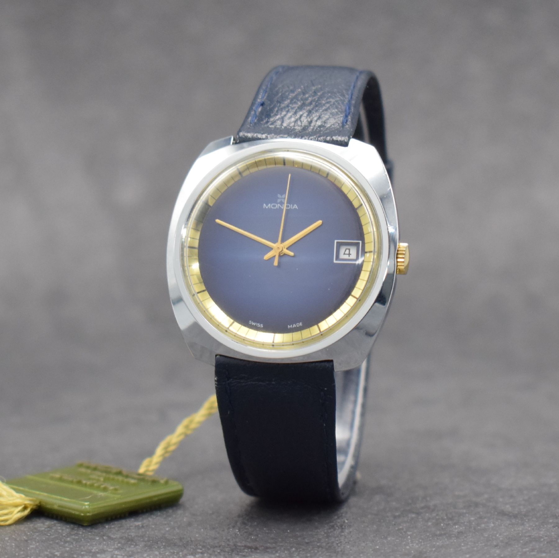 Detail g: Konvolut: 2 MONDIA Armbanduhren, Schweiz um 1975, beide Handaufzug, 1 x kissenförmiges Geh. verchromt, Edelstahlboden verschr., blaues Zifferbl. m. ...