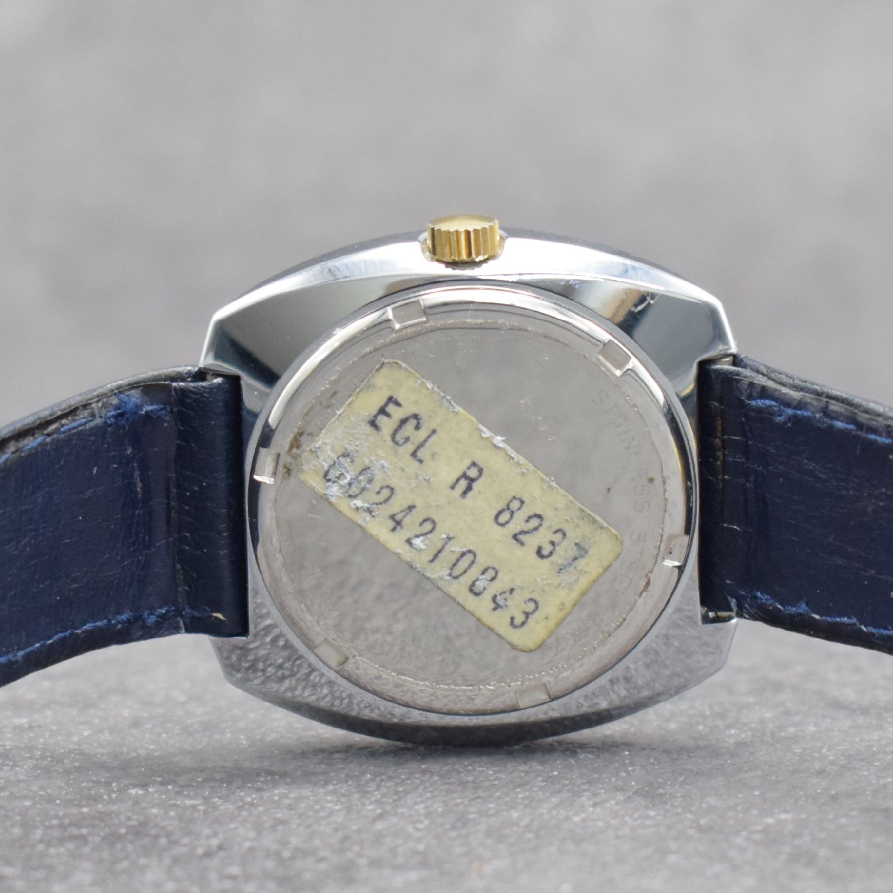 Detail h: Konvolut: 2 MONDIA Armbanduhren, Schweiz um 1975, beide Handaufzug, 1 x kissenförmiges Geh. verchromt, Edelstahlboden verschr., blaues Zifferbl. m. ...