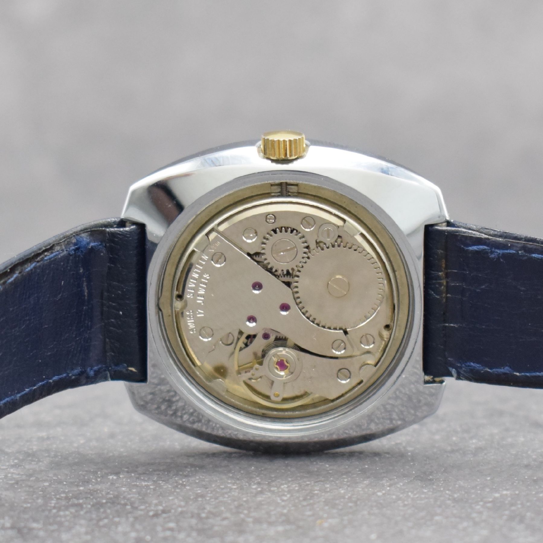 Detail i: Konvolut: 2 MONDIA Armbanduhren, Schweiz um 1975, beide Handaufzug, 1 x kissenförmiges Geh. verchromt, Edelstahlboden verschr., blaues Zifferbl. m. ...