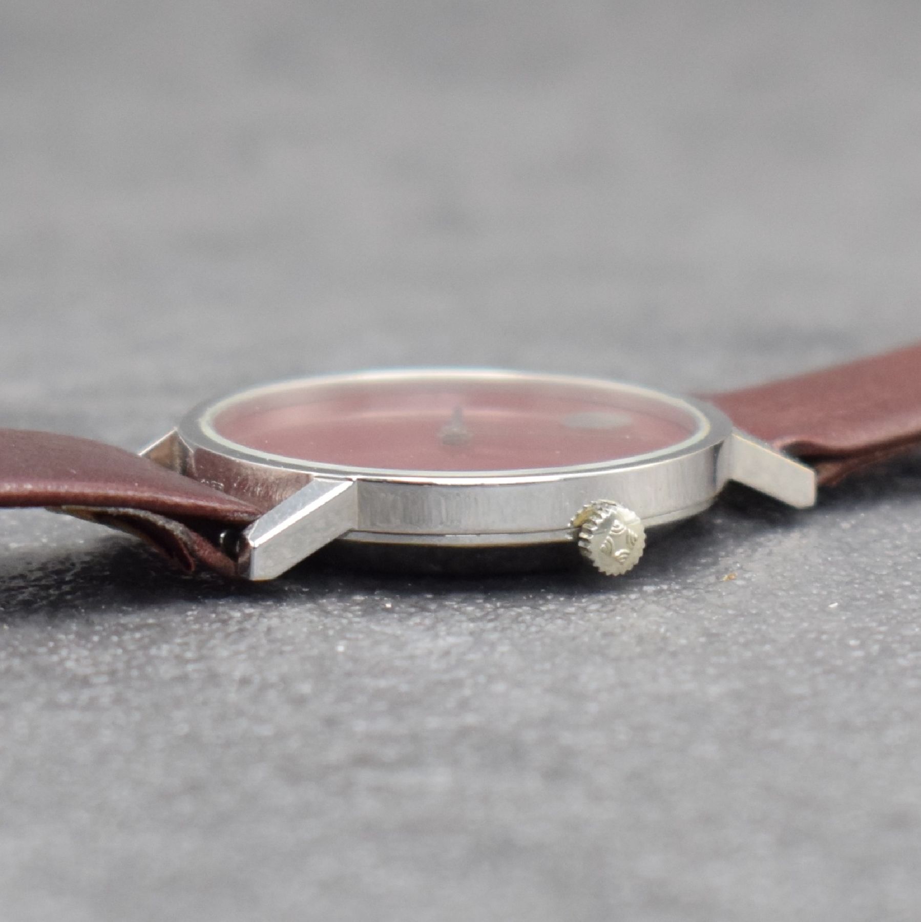 Detail d: ZENITH Armbanduhr in Stahl Serie Museumswatch, Handaufzug, Ref. 21.0522.352, Schweiz um 1970, 2-teil. Gehäuse, Boden aufgedr., orig. Lederband m. ...