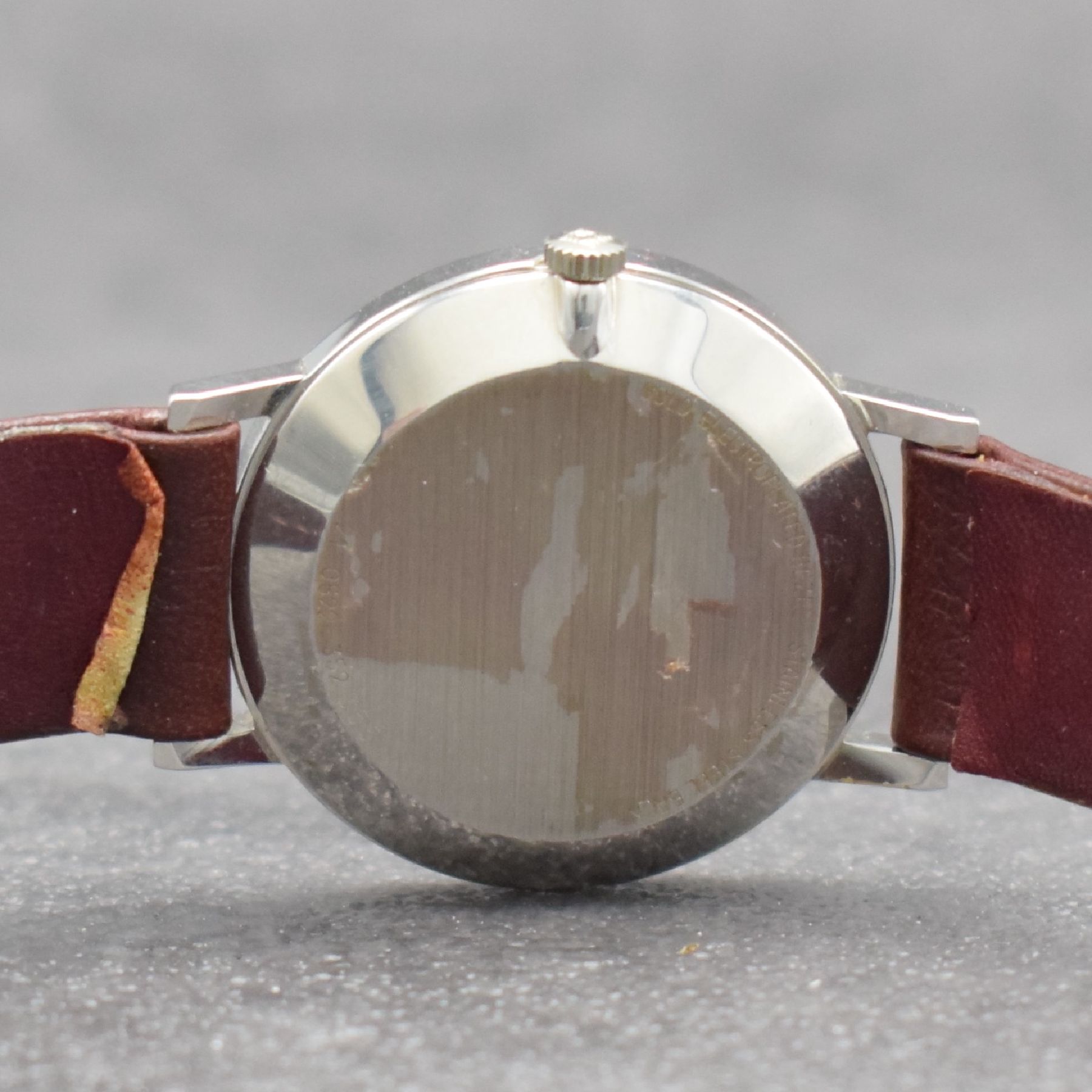 Detail e: ZENITH Armbanduhr in Stahl Serie Museumswatch, Handaufzug, Ref. 21.0522.352, Schweiz um 1970, 2-teil. Gehäuse, Boden aufgedr., orig. Lederband m. ...