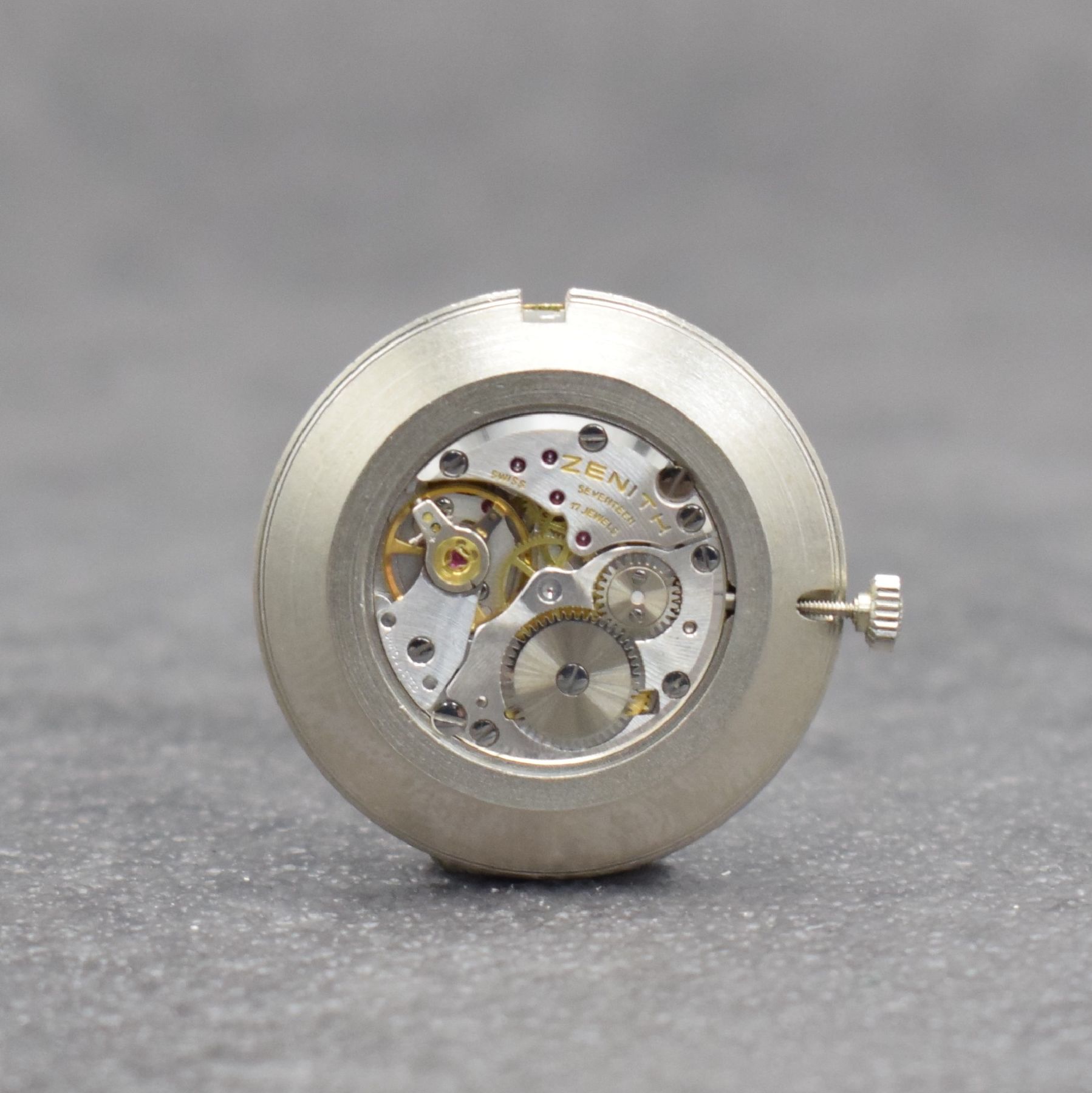 Detail f: ZENITH Armbanduhr in Stahl Serie Museumswatch, Handaufzug, Ref. 21.0522.352, Schweiz um 1970, 2-teil. Gehäuse, Boden aufgedr., orig. Lederband m. ...