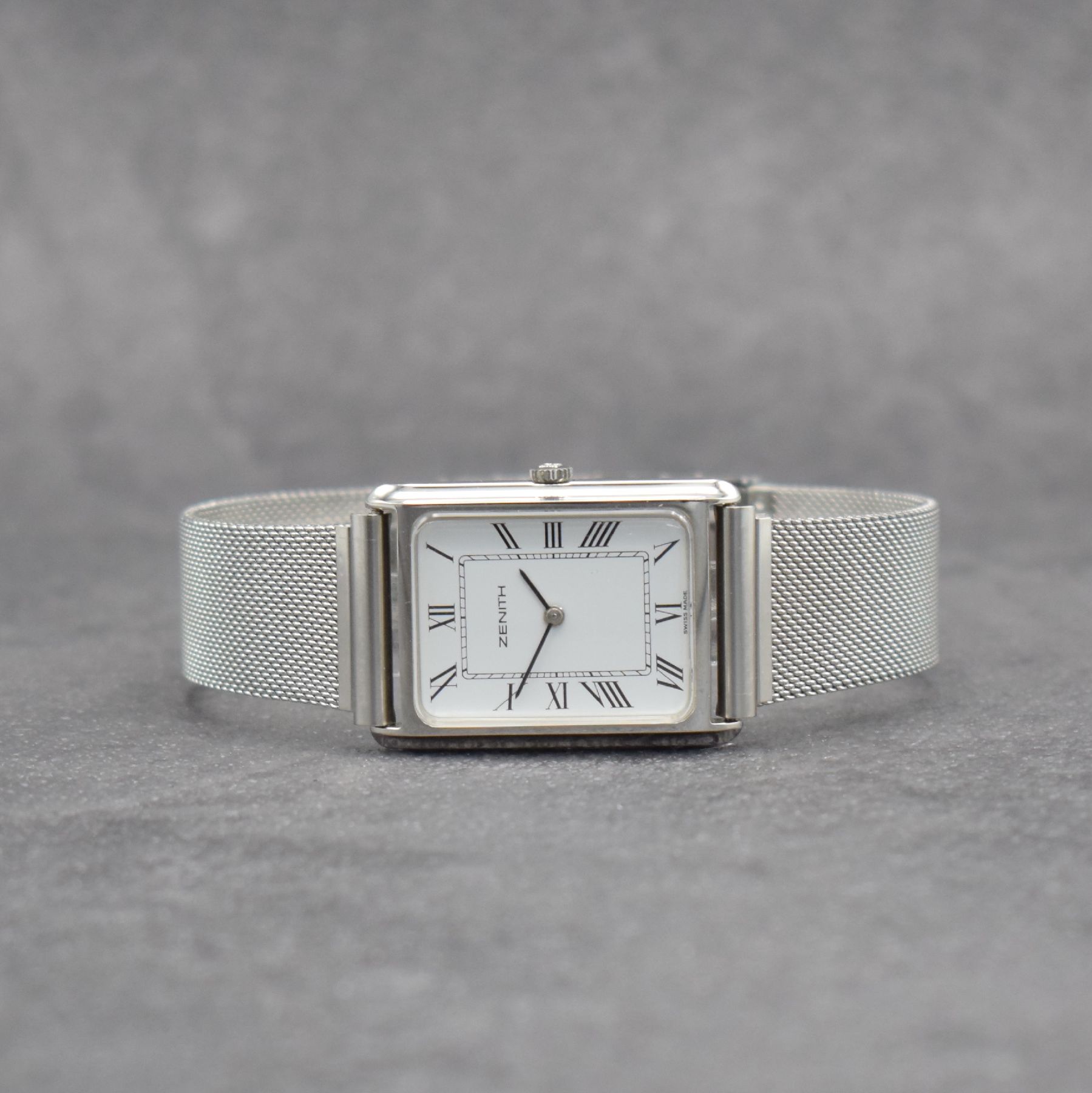 ZENITH Armbanduhr in Stahl, Handaufzug, Schweiz um 1980, neutr. Stahlband, Boden aufgedr., emailfarb. Zifferbl. m. röm. Std.- Zeichen, Rundankerw., ...