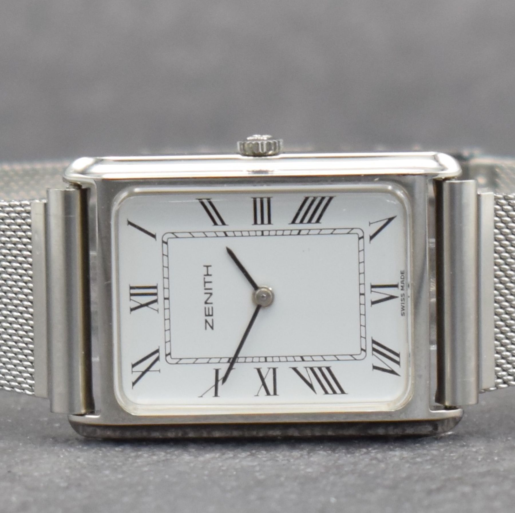 Detail a: ZENITH Armbanduhr in Stahl, Handaufzug, Schweiz um 1980, neutr. Stahlband, Boden aufgedr., emailfarb. Zifferbl. m. röm. Std.- Zeichen, Rundankerw., ...