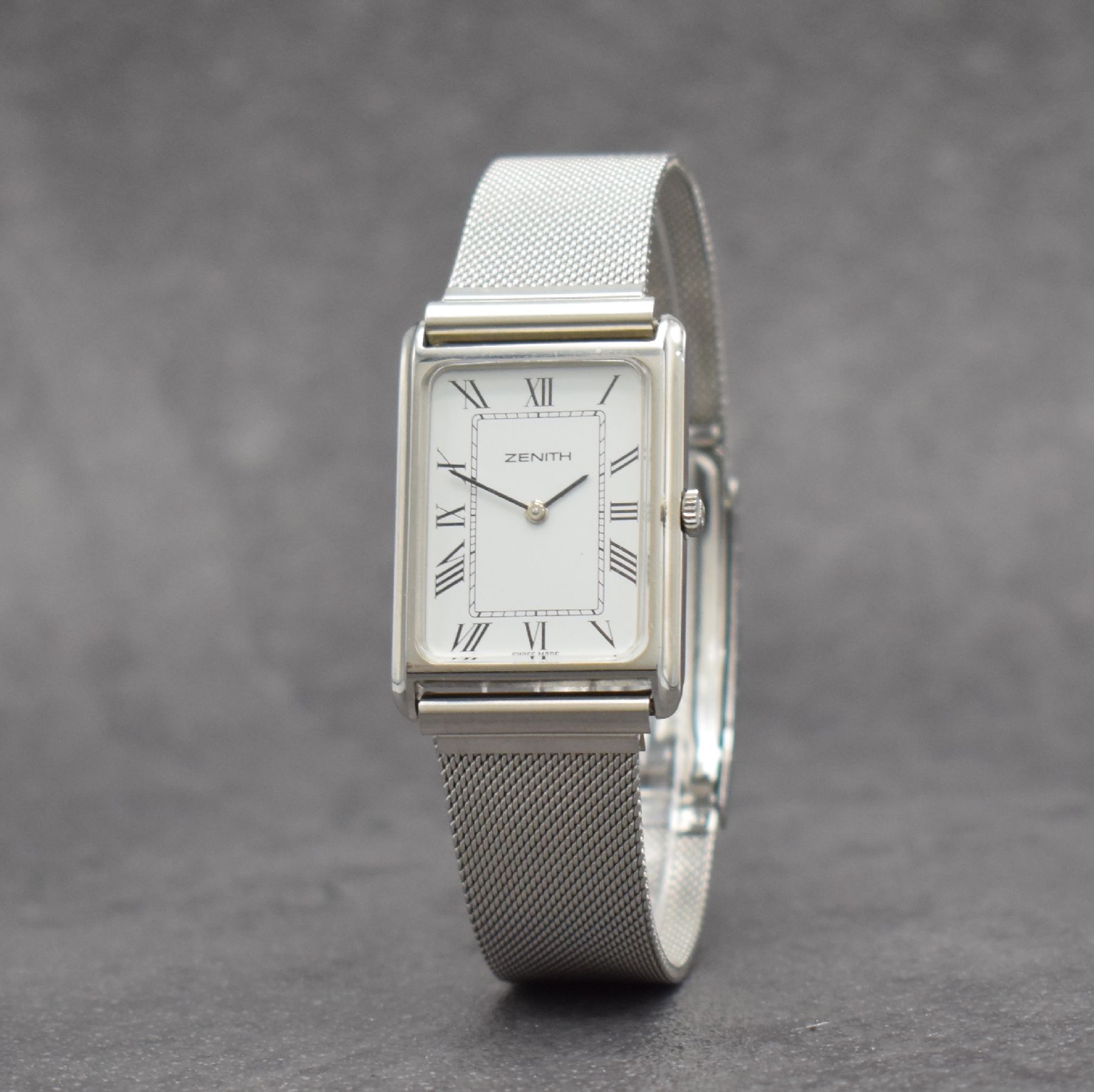 Detail b: ZENITH Armbanduhr in Stahl, Handaufzug, Schweiz um 1980, neutr. Stahlband, Boden aufgedr., emailfarb. Zifferbl. m. röm. Std.- Zeichen, Rundankerw., ...