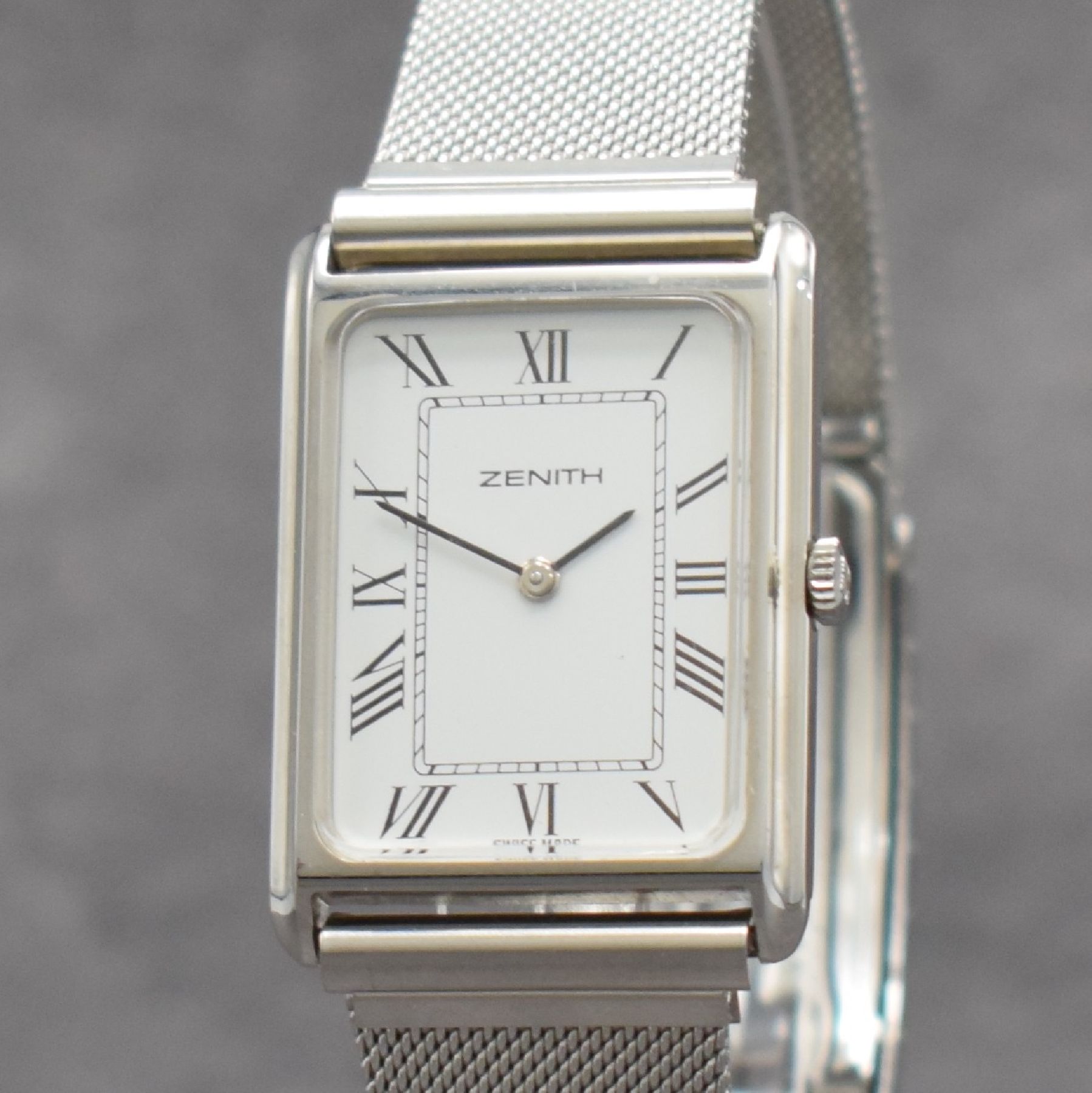 Detail c: ZENITH Armbanduhr in Stahl, Handaufzug, Schweiz um 1980, neutr. Stahlband, Boden aufgedr., emailfarb. Zifferbl. m. röm. Std.- Zeichen, Rundankerw., ...
