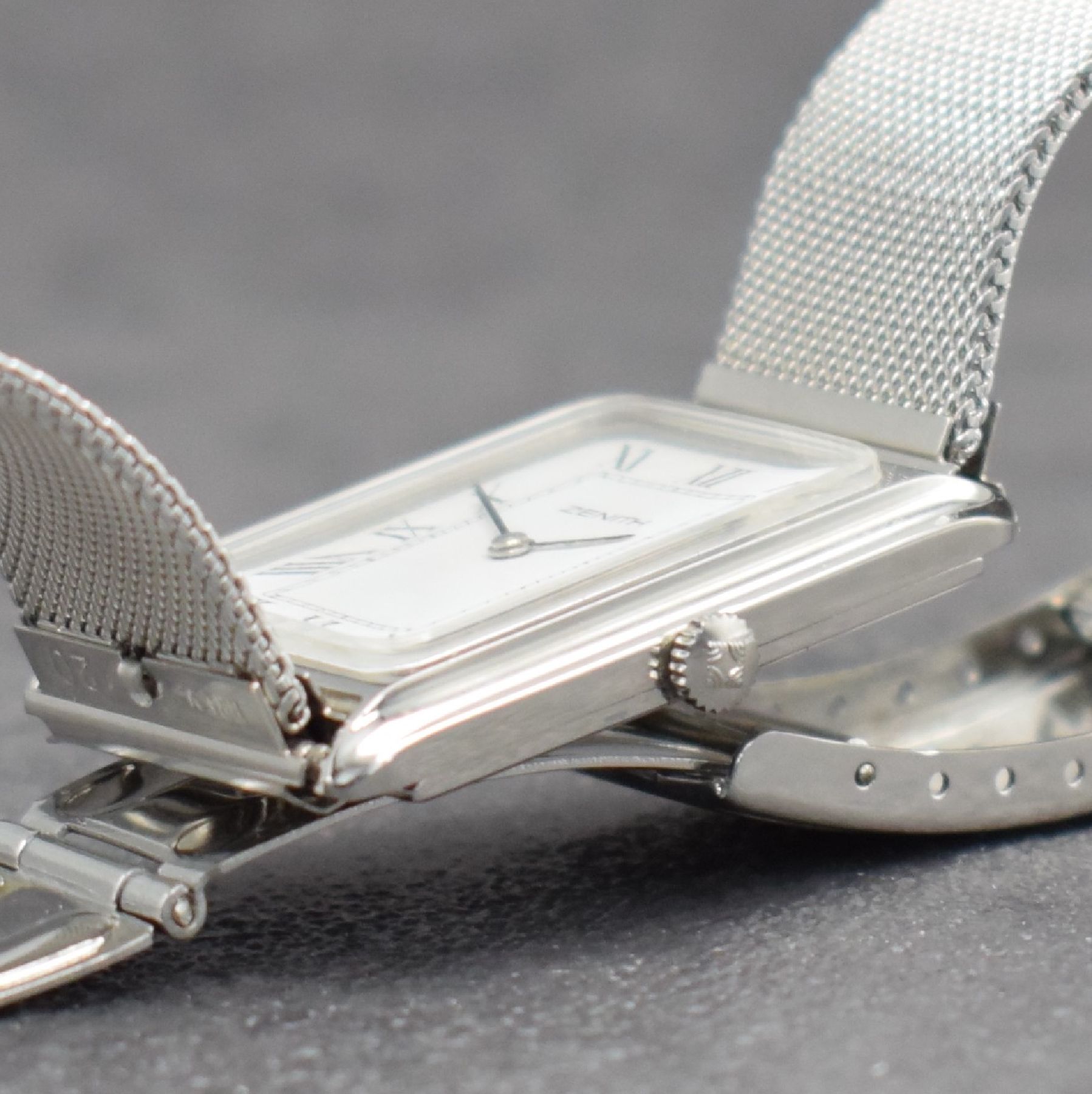 Detail d: ZENITH Armbanduhr in Stahl, Handaufzug, Schweiz um 1980, neutr. Stahlband, Boden aufgedr., emailfarb. Zifferbl. m. röm. Std.- Zeichen, Rundankerw., ...