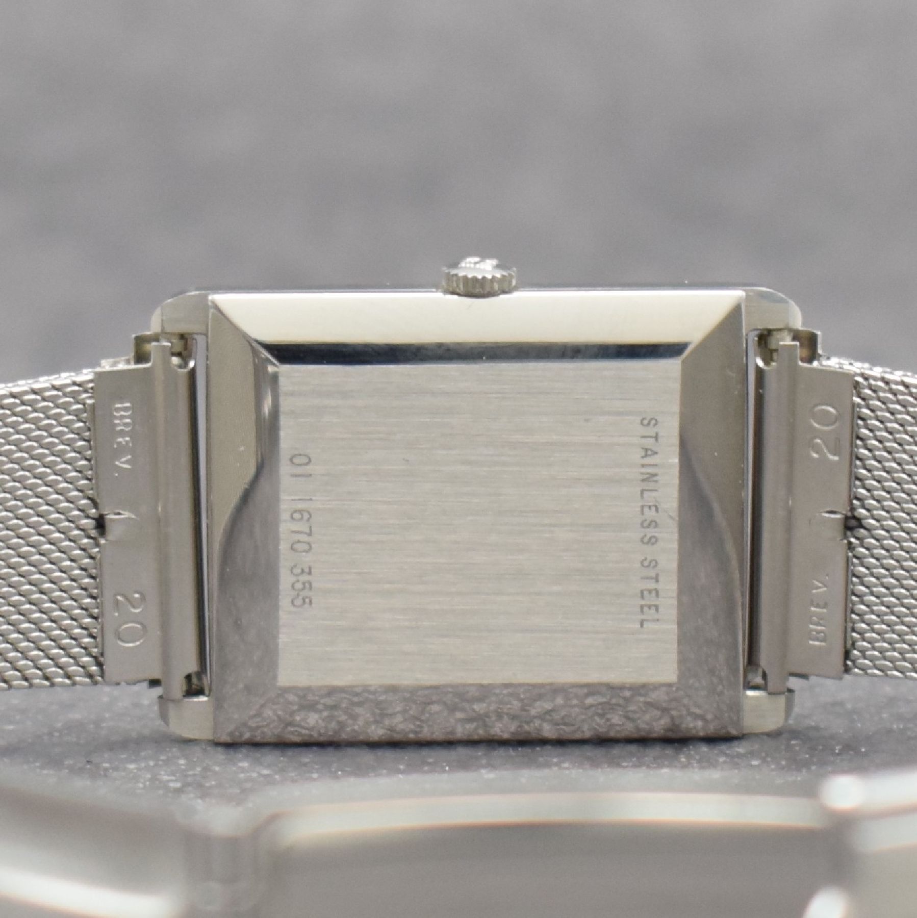 Detail e: ZENITH Armbanduhr in Stahl, Handaufzug, Schweiz um 1980, neutr. Stahlband, Boden aufgedr., emailfarb. Zifferbl. m. röm. Std.- Zeichen, Rundankerw., ...
