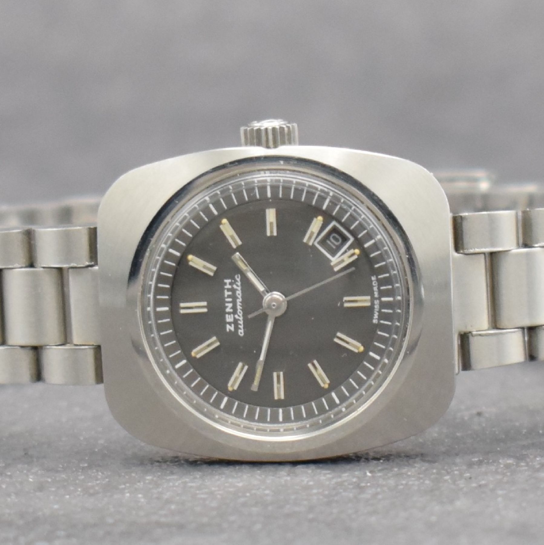 Detail a: ZENITH Damenarmbanduhr, Automatik, Schweiz um 1980, Edelstahlgeh. inkl. orig. Gliederband m. Faltschl., Boden verschr., graues Zifferbl. m. aufgel. ...