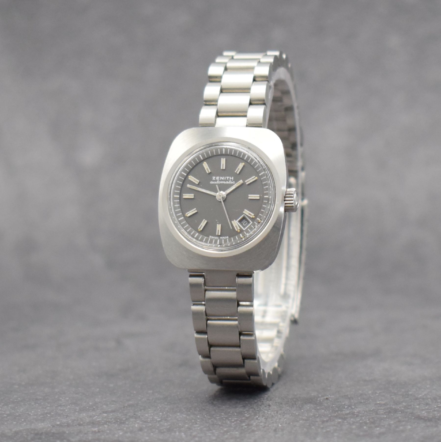 Detail b: ZENITH Damenarmbanduhr, Automatik, Schweiz um 1980, Edelstahlgeh. inkl. orig. Gliederband m. Faltschl., Boden verschr., graues Zifferbl. m. aufgel. ...