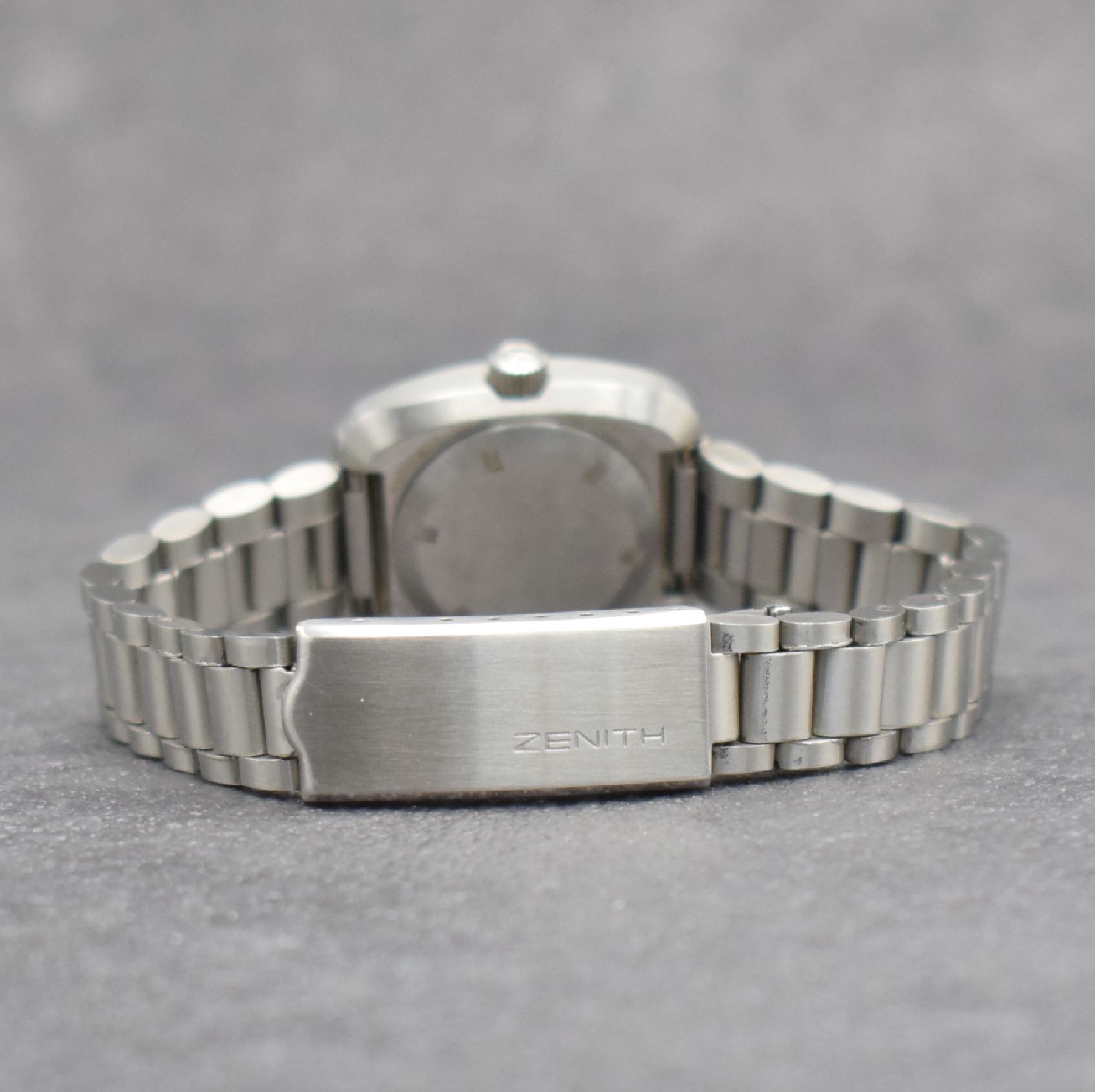 Detail d: ZENITH Damenarmbanduhr, Automatik, Schweiz um 1980, Edelstahlgeh. inkl. orig. Gliederband m. Faltschl., Boden verschr., graues Zifferbl. m. aufgel. ...