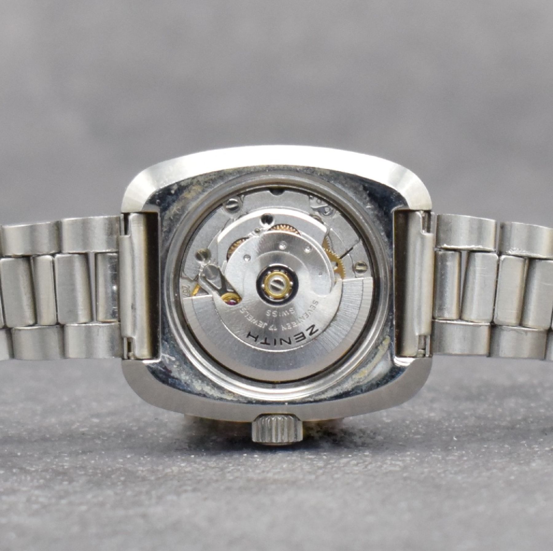 Detail h: ZENITH Damenarmbanduhr, Automatik, Schweiz um 1980, Edelstahlgeh. inkl. orig. Gliederband m. Faltschl., Boden verschr., graues Zifferbl. m. aufgel. ...