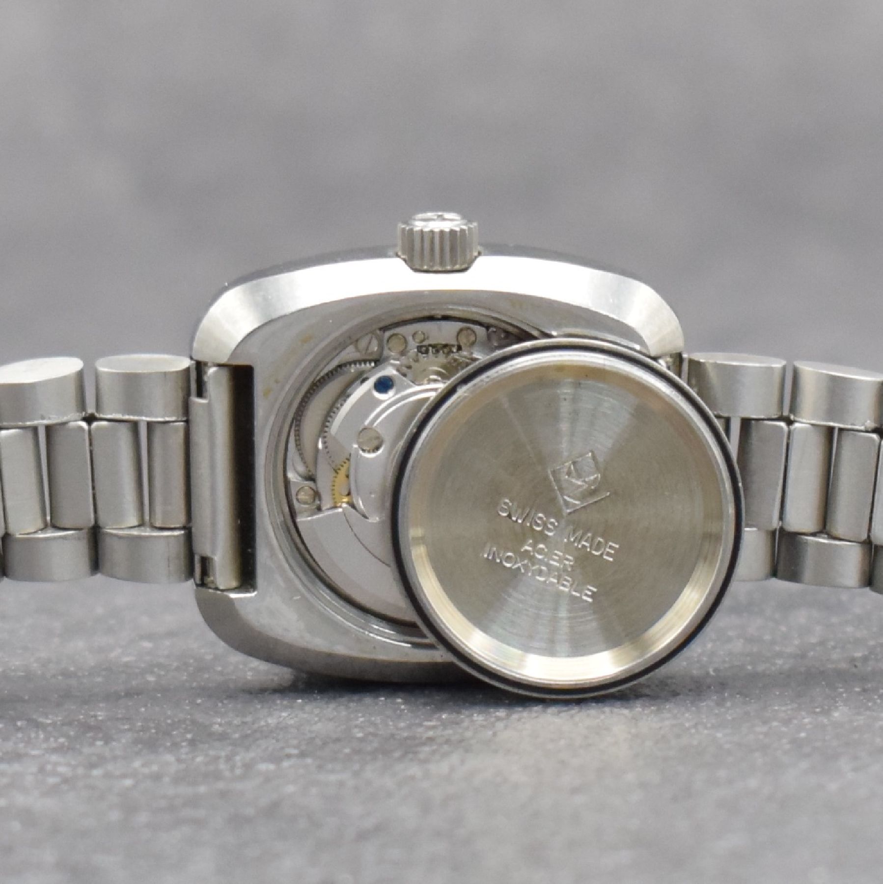 Detail i: ZENITH Damenarmbanduhr, Automatik, Schweiz um 1980, Edelstahlgeh. inkl. orig. Gliederband m. Faltschl., Boden verschr., graues Zifferbl. m. aufgel. ...