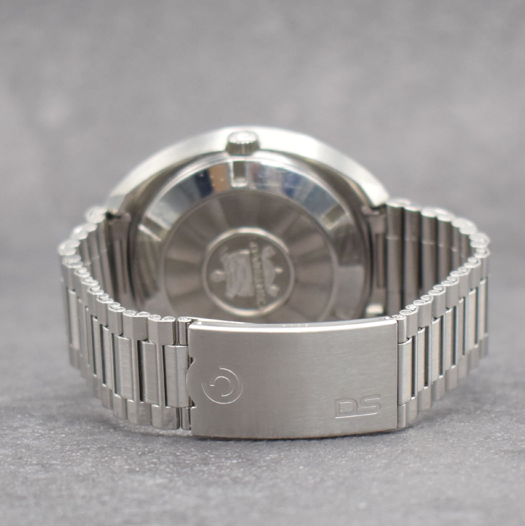 Detail d: CERTINA seltene, übergroße Herrenarmbanduhr DS-2 Certronic, Schweiz um 1974, Ref. 8201 300, massives Stahlgeh. inkl. orig. Gliederband, Boden ...