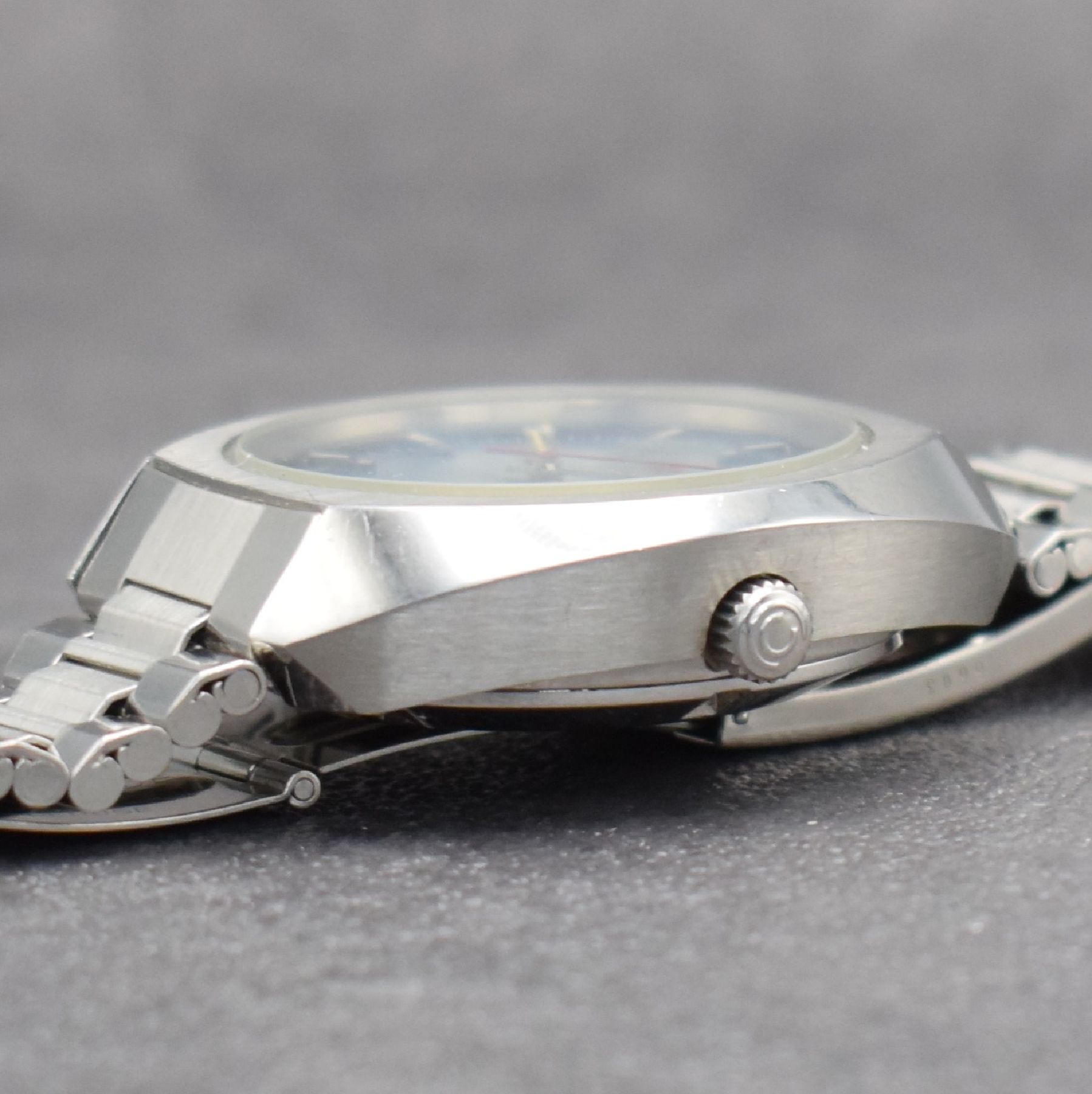 Detail e: CERTINA seltene, übergroße Herrenarmbanduhr DS-2 Certronic, Schweiz um 1974, Ref. 8201 300, massives Stahlgeh. inkl. orig. Gliederband, Boden ...