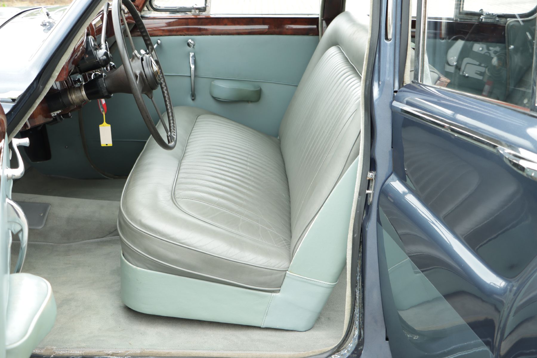 Detail f: Jaguar MK VII Limousine, Fahrgestellnummer: 737601BW, EZ 06/1962, 2 Halter im deutschen Brief eingetragen, Laufleistung 25.250 miles abgelesen, HU ...