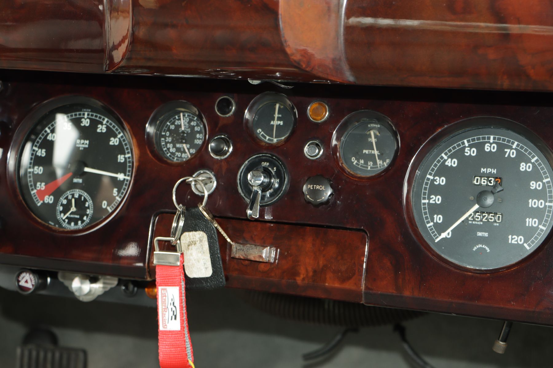 Detail g: Jaguar MK VII Limousine, Fahrgestellnummer: 737601BW, EZ 06/1962, 2 Halter im deutschen Brief eingetragen, Laufleistung 25.250 miles abgelesen, HU ...