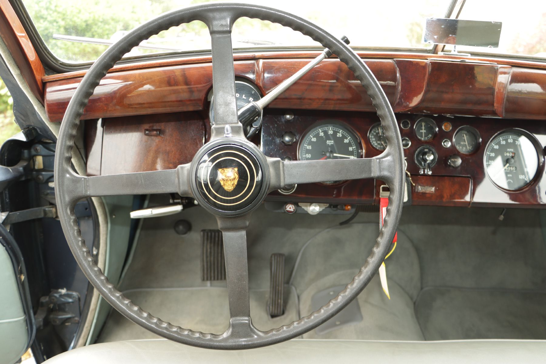 Detail h: Jaguar MK VII Limousine, Fahrgestellnummer: 737601BW, EZ 06/1962, 2 Halter im deutschen Brief eingetragen, Laufleistung 25.250 miles abgelesen, HU ...