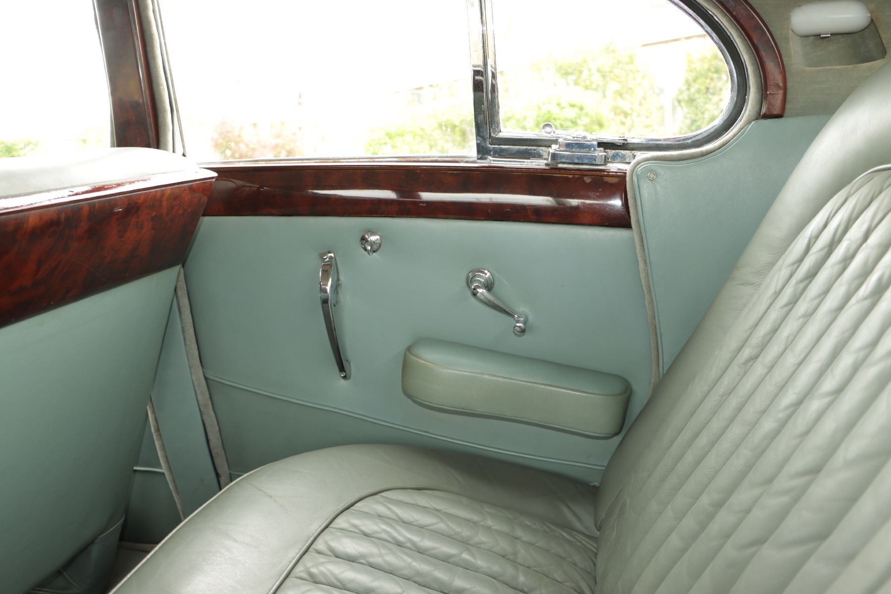 Detail j: Jaguar MK VII Limousine, Fahrgestellnummer: 737601BW, EZ 06/1962, 2 Halter im deutschen Brief eingetragen, Laufleistung 25.250 miles abgelesen, HU ...