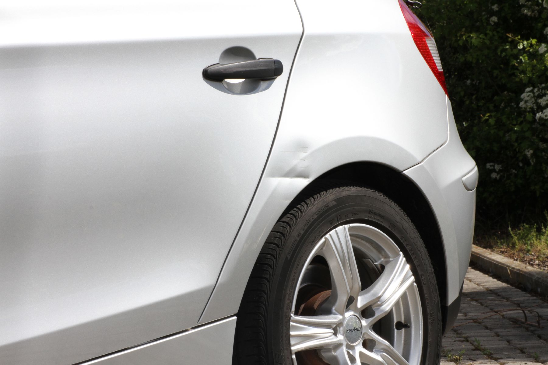 Detail d: BMW 116i, Fahrgestellnummer: WBAUF11020P091149, EZ 02/2007, HU 01/2022, Laufleistung 179.000 km abgelesen, Schaltgetriebe, 85 kW/116 PS, 3. Hand, ...