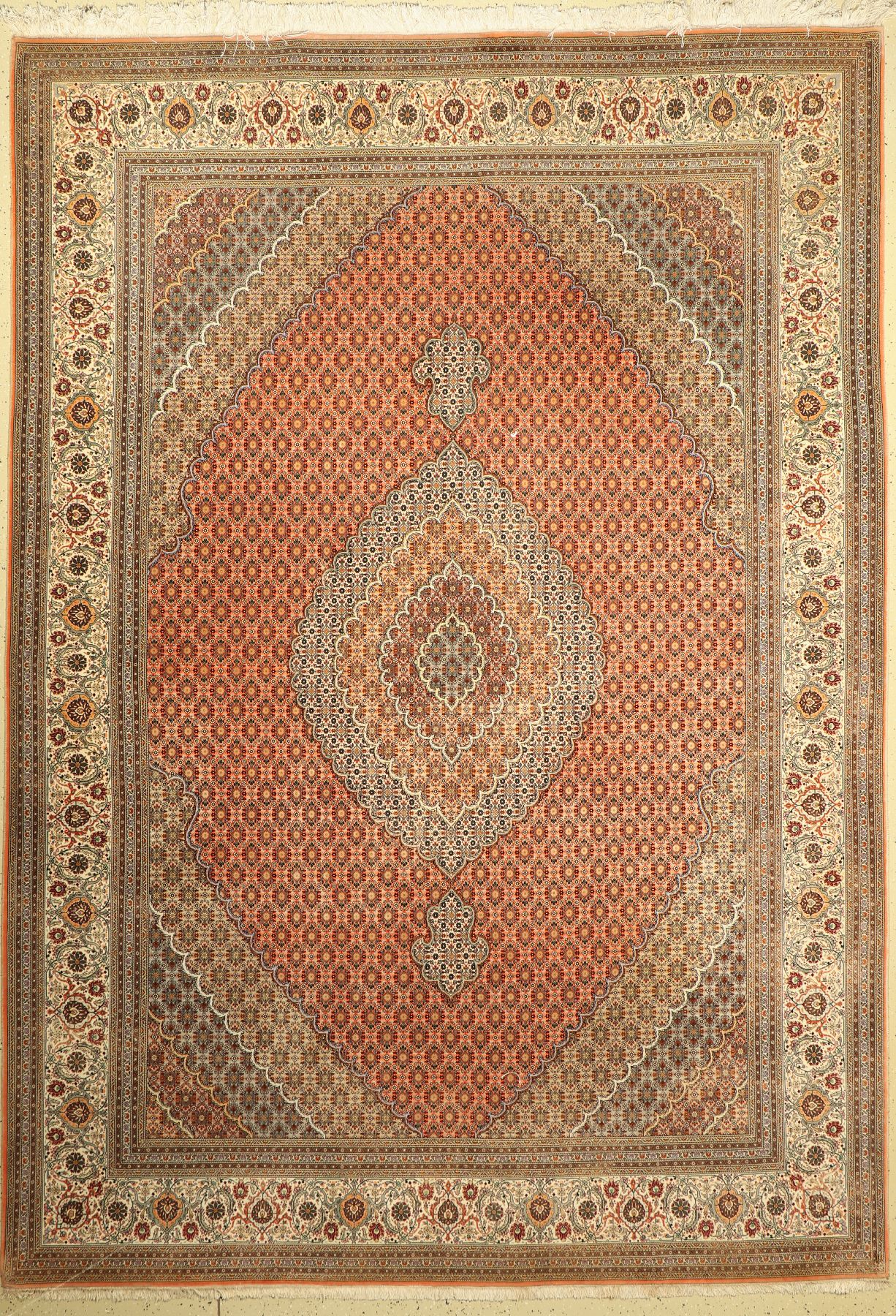 Täbriz fein, Persien, ca. 40 Jahre, Korkwolle mit Seide, ca. 357 x 251 cm, EHZ: 2,(gereinigt)