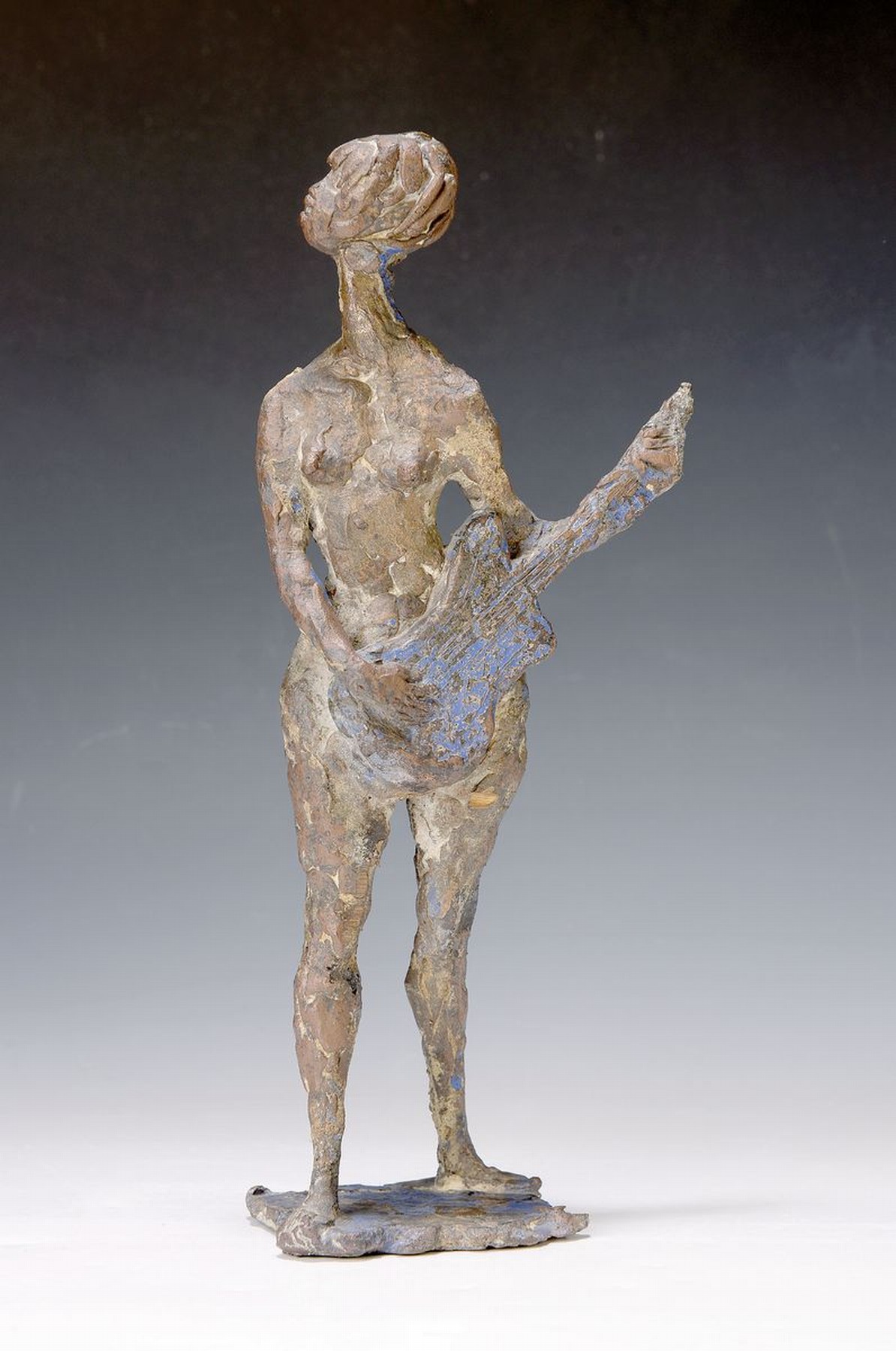 Zuschreibung: Hans Schröder , 1930-2010, Skulptur, Frau mit Gitarre, sign., H.S., dat. 1968, H. 34 cm
