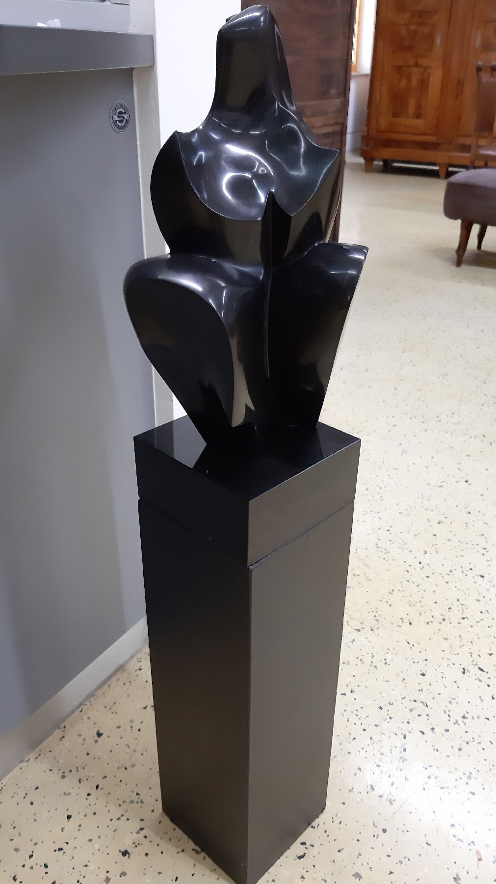 Detail a: Elisa Corsini, geb. 1937, Schwarze Skulptur auf Sockel, dieser 3-teilig, schwerer Kunstguss, Gesamthöhe: 112 cm