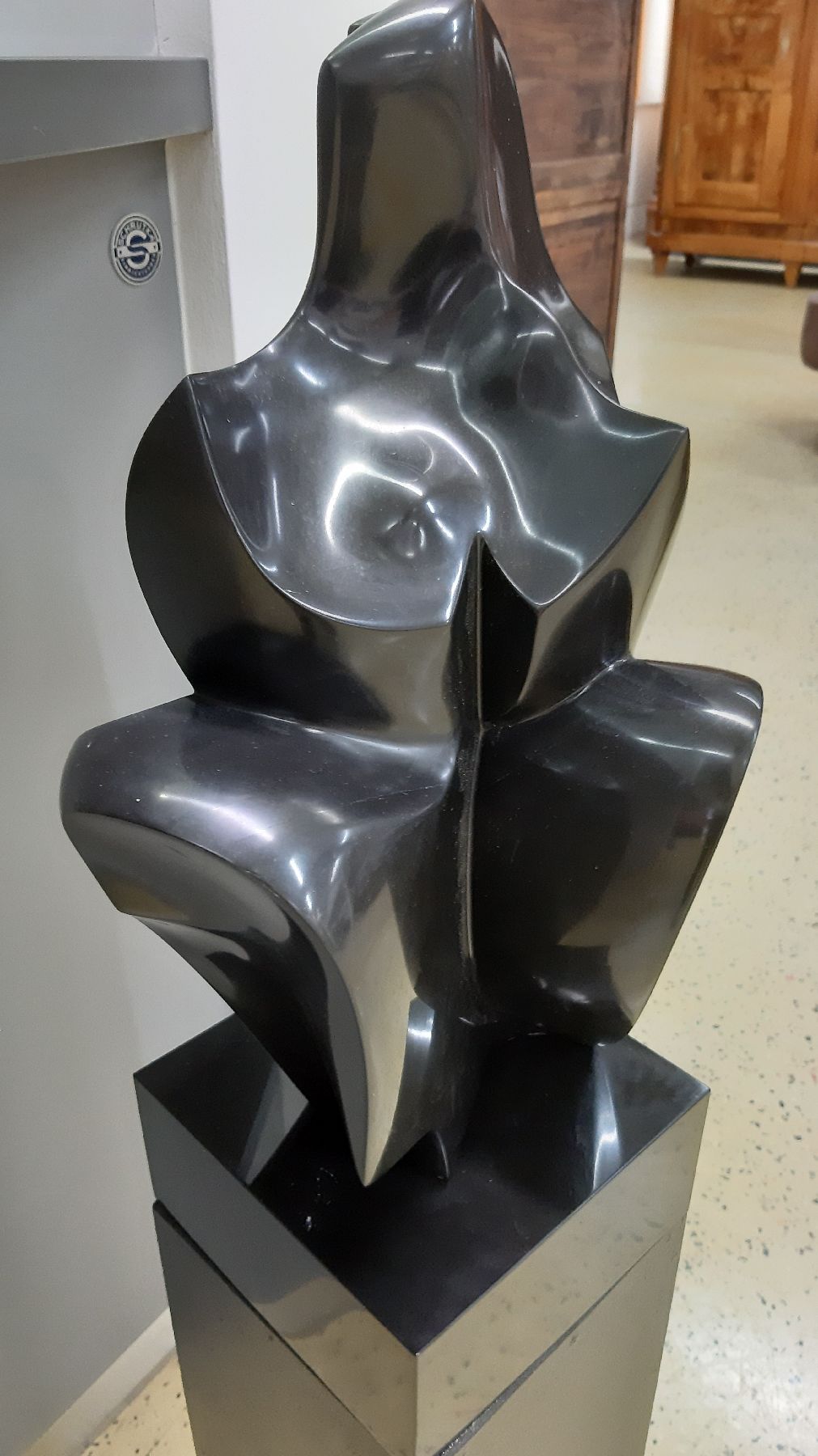Detail b: Elisa Corsini, geb. 1937, Schwarze Skulptur auf Sockel, dieser 3-teilig, schwerer Kunstguss, Gesamthöhe: 112 cm