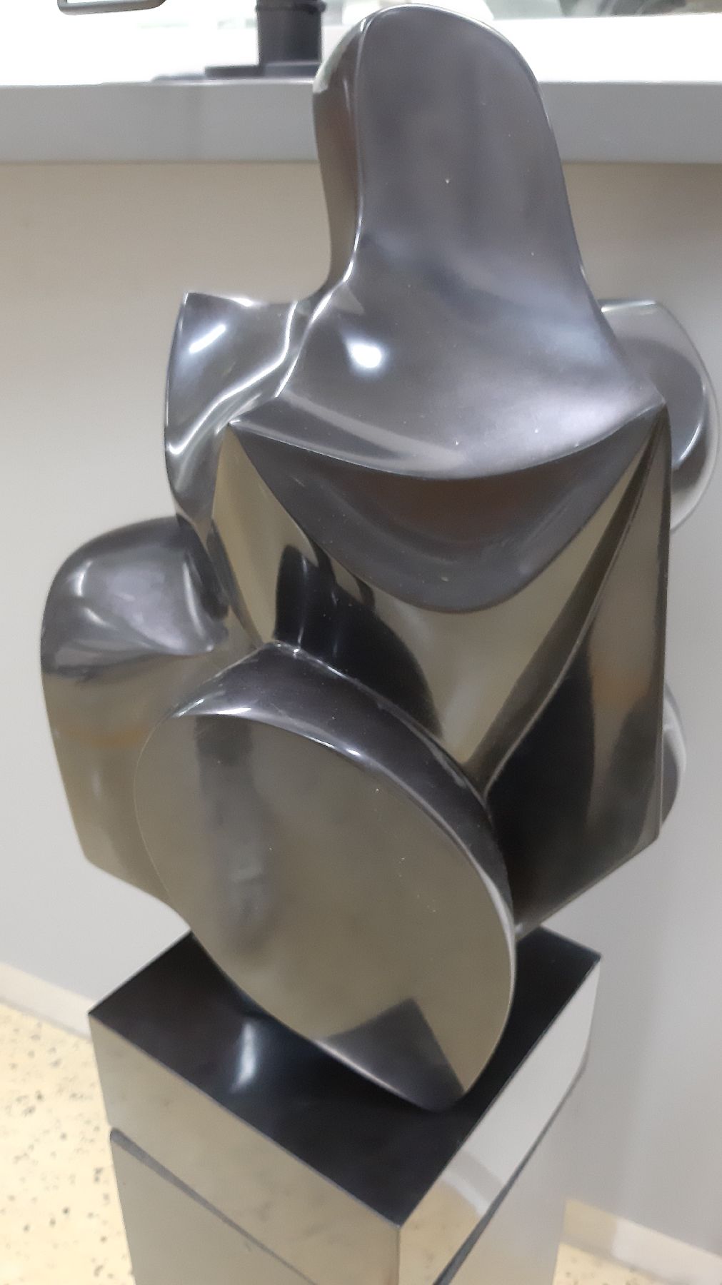 Detail c: Elisa Corsini, geb. 1937, Schwarze Skulptur auf Sockel, dieser 3-teilig, schwerer Kunstguss, Gesamthöhe: 112 cm