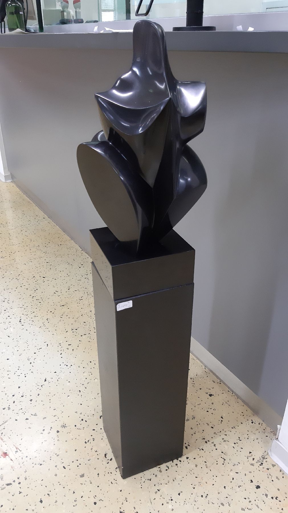Detail d: Elisa Corsini, geb. 1937, Schwarze Skulptur auf Sockel, dieser 3-teilig, schwerer Kunstguss, Gesamthöhe: 112 cm