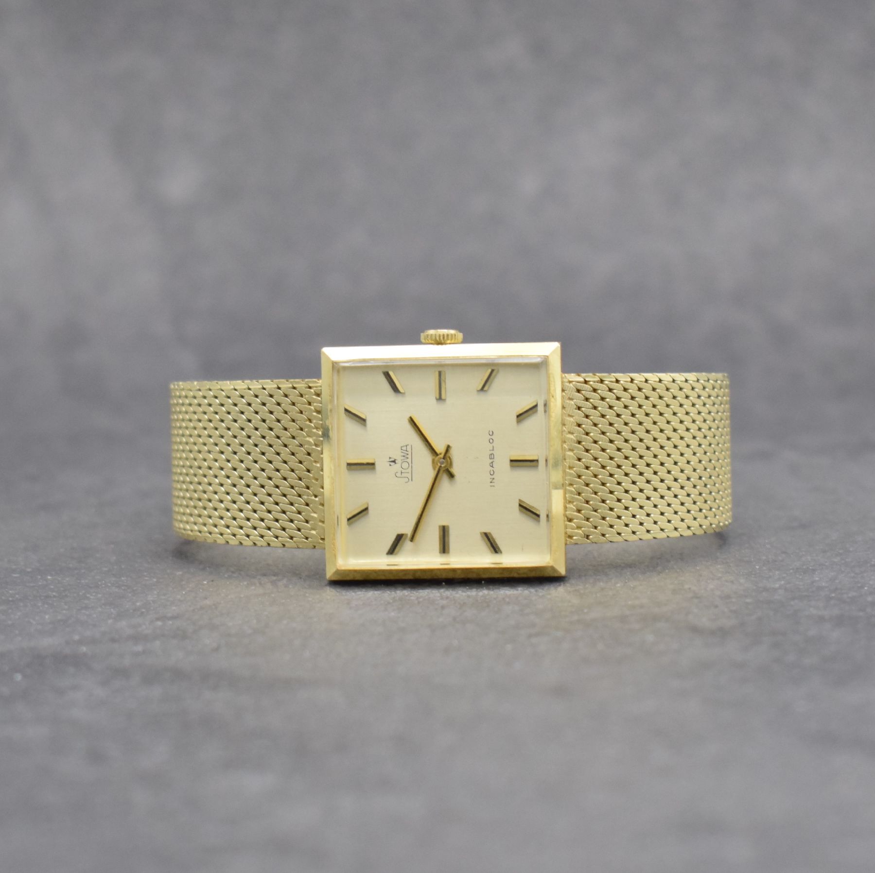 STOWA Armbanduhr in GG 585/000, Schweiz um 1965, Handaufzug, Boden aufgedr., Goldband in GG 585/000, silb. Zifferbl. m. gold. Std.- Ind. & Zeigern, ...