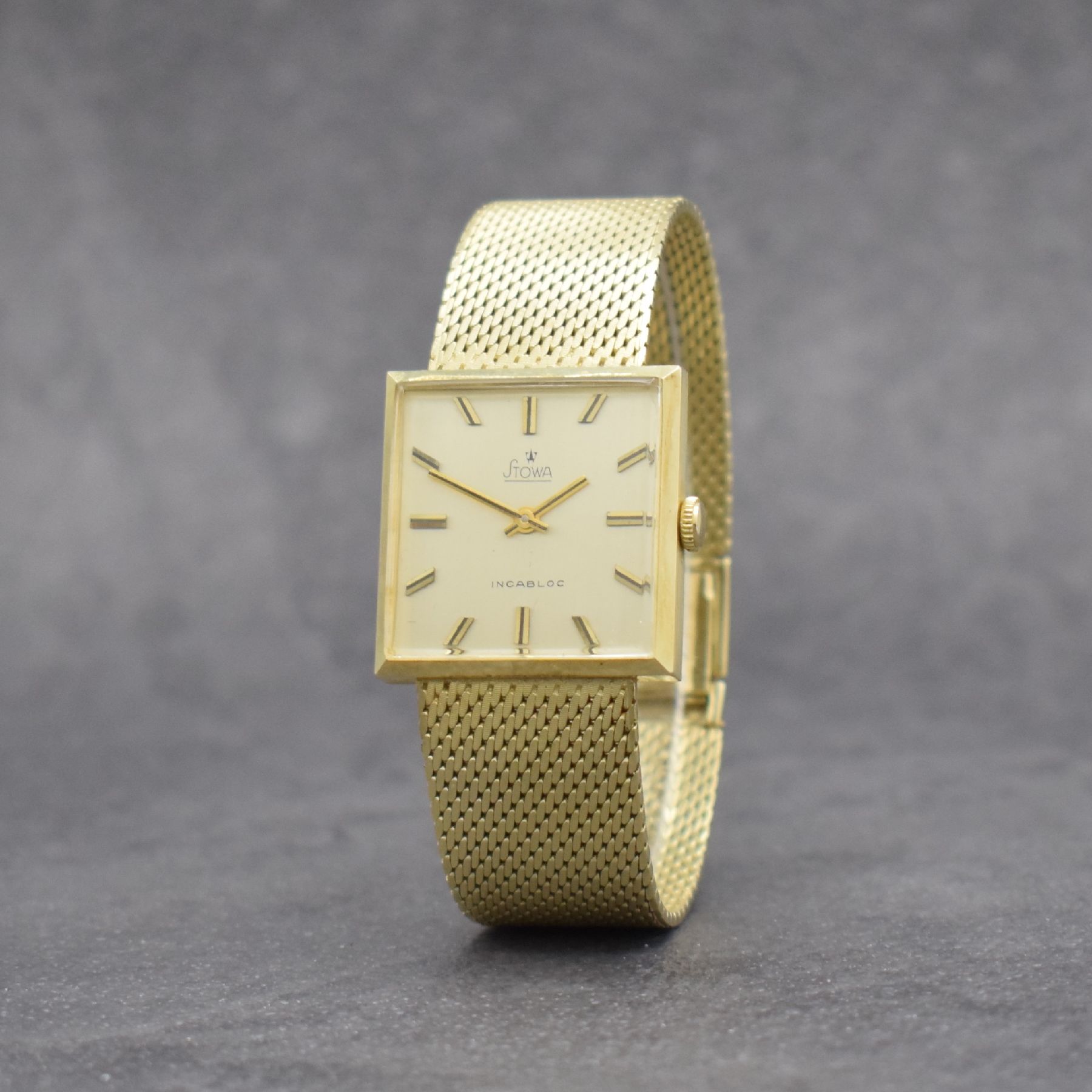 Detail b: STOWA Armbanduhr in GG 585/000, Schweiz um 1965, Handaufzug, Boden aufgedr., Goldband in GG 585/000, silb. Zifferbl. m. gold. Std.- Ind. & Zeigern, ...
