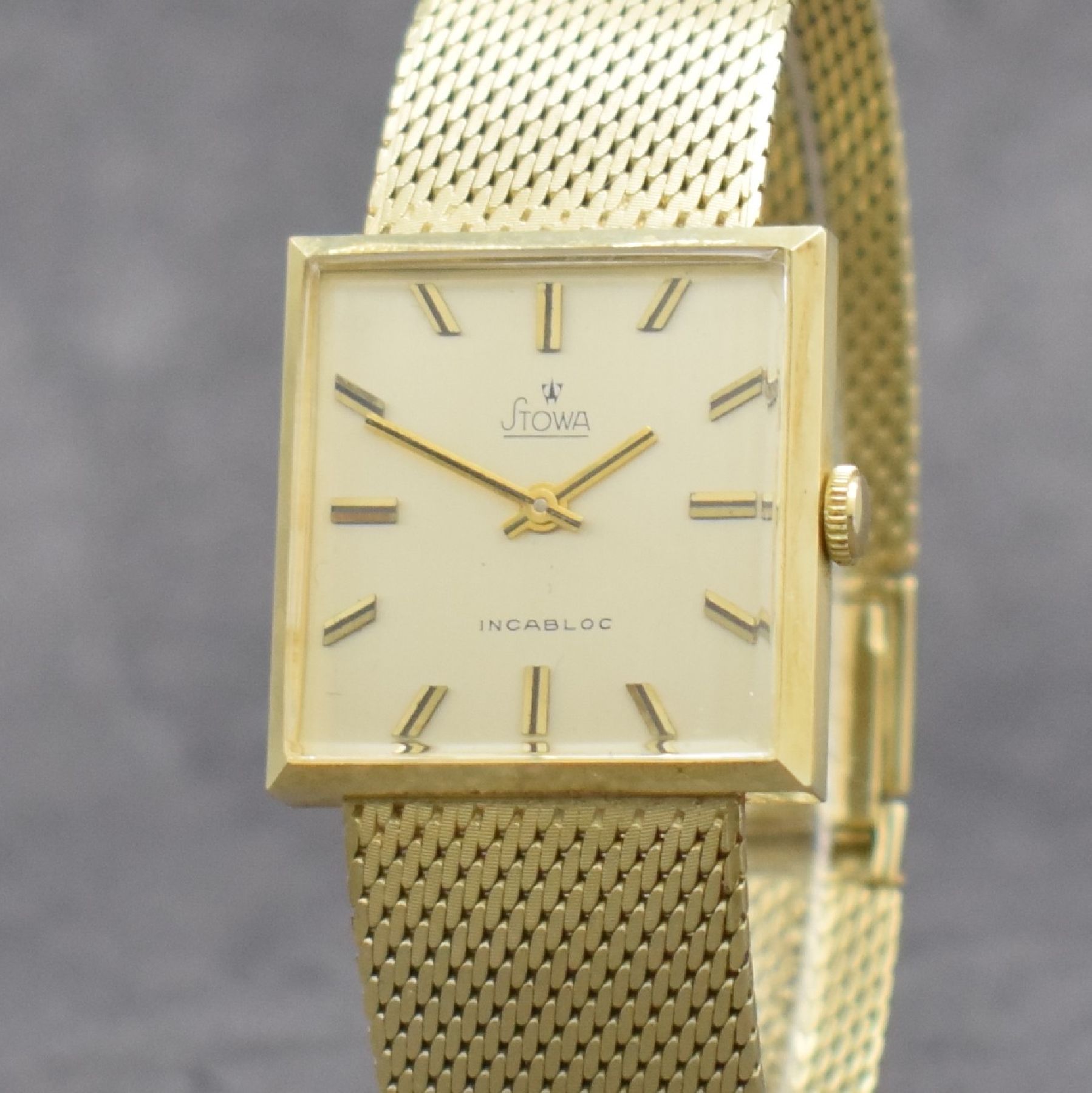 Detail c: STOWA Armbanduhr in GG 585/000, Schweiz um 1965, Handaufzug, Boden aufgedr., Goldband in GG 585/000, silb. Zifferbl. m. gold. Std.- Ind. & Zeigern, ...