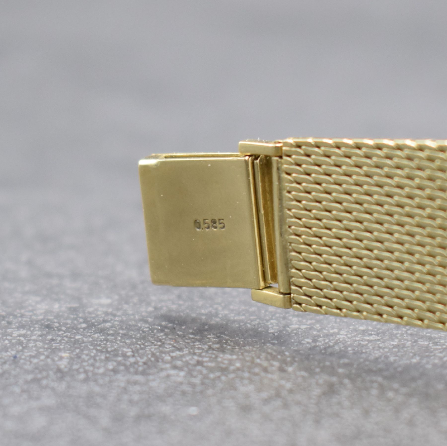 Detail d: STOWA Armbanduhr in GG 585/000, Schweiz um 1965, Handaufzug, Boden aufgedr., Goldband in GG 585/000, silb. Zifferbl. m. gold. Std.- Ind. & Zeigern, ...