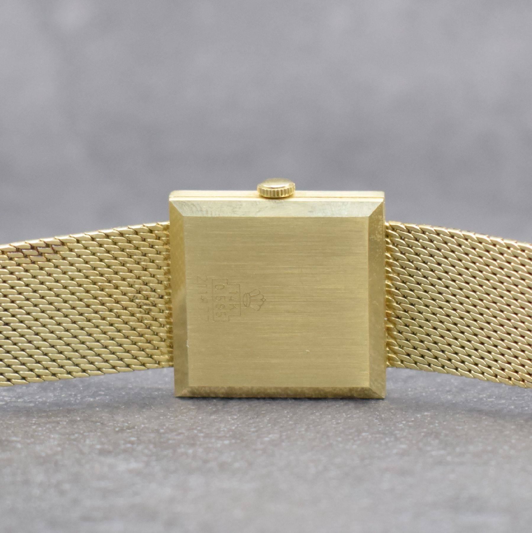 Detail e: STOWA Armbanduhr in GG 585/000, Schweiz um 1965, Handaufzug, Boden aufgedr., Goldband in GG 585/000, silb. Zifferbl. m. gold. Std.- Ind. & Zeigern, ...