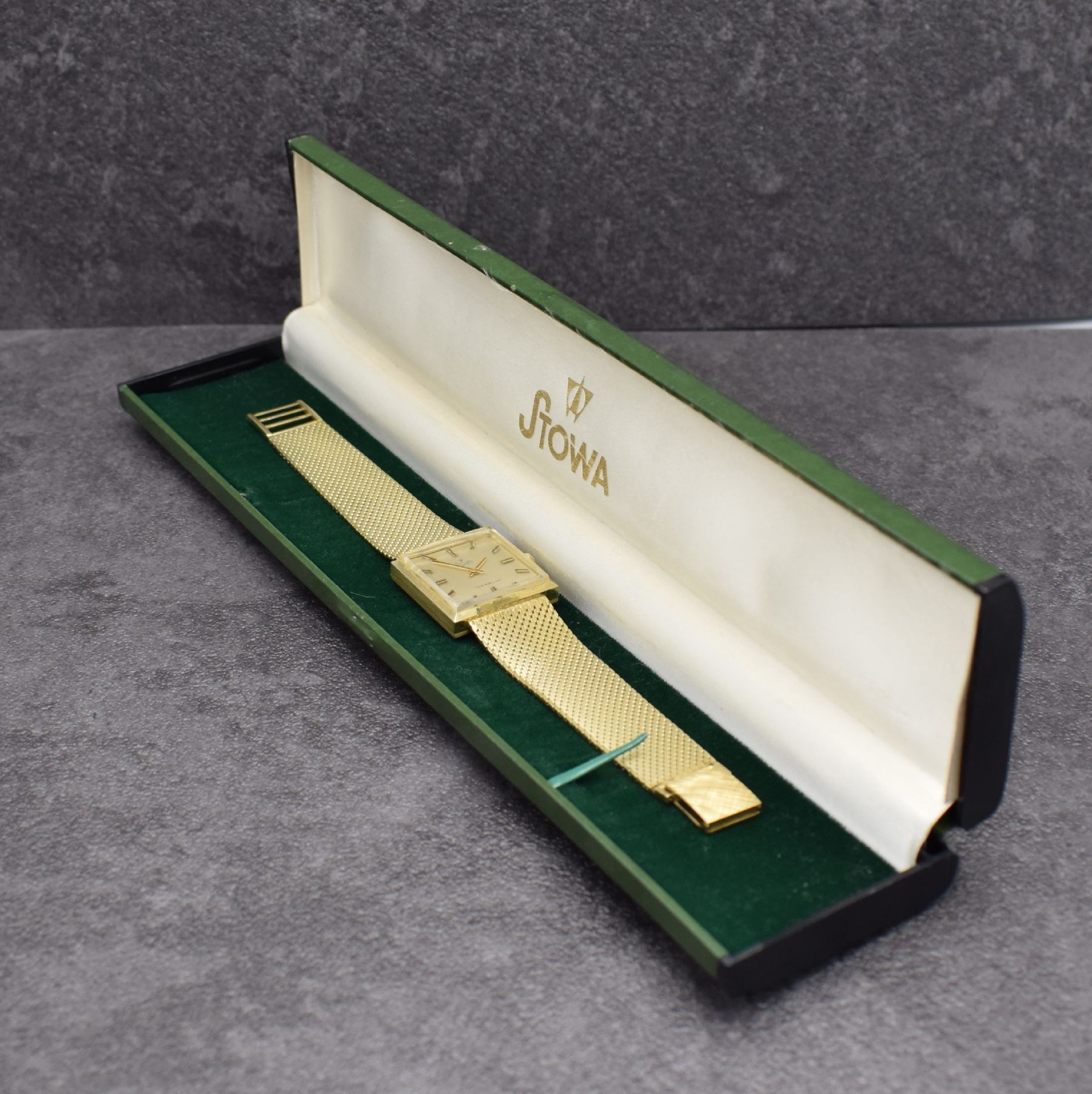 Detail g: STOWA Armbanduhr in GG 585/000, Schweiz um 1965, Handaufzug, Boden aufgedr., Goldband in GG 585/000, silb. Zifferbl. m. gold. Std.- Ind. & Zeigern, ...