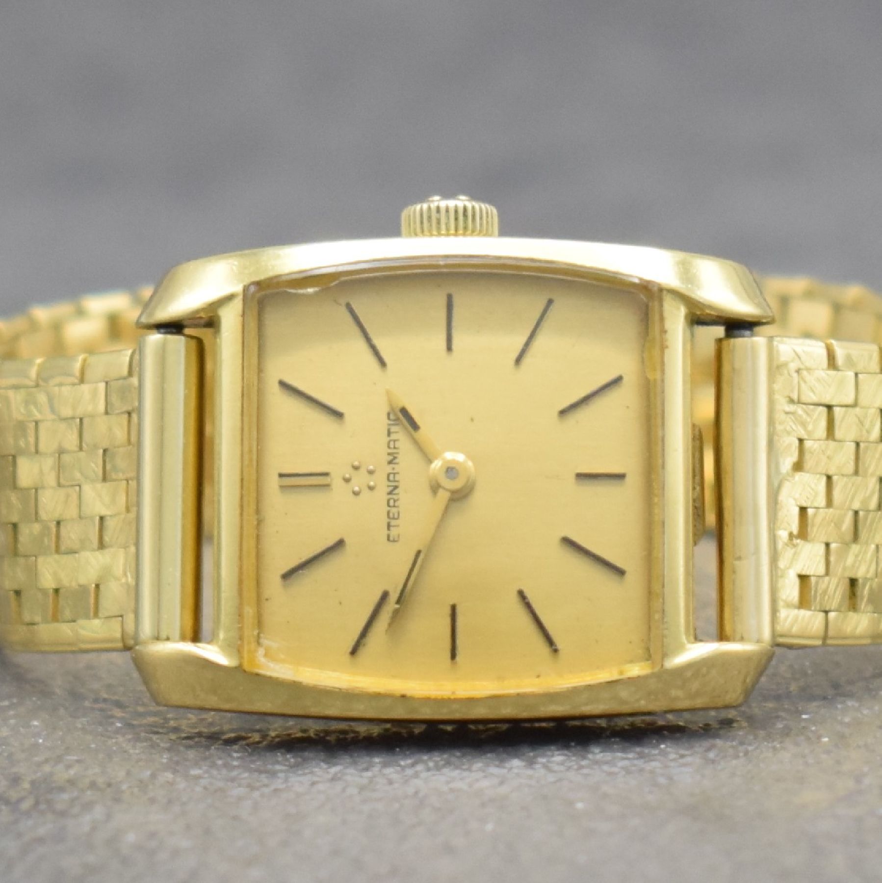 Detail a: ETERNA-MATIC Damenarmbanduhr in GG 750/000, Schweiz um 1965, Automatik, aufgedr. Boden, Goldband in GG 750/000, gold. Zifferbl. m. aufges. Std.-Ind., ...