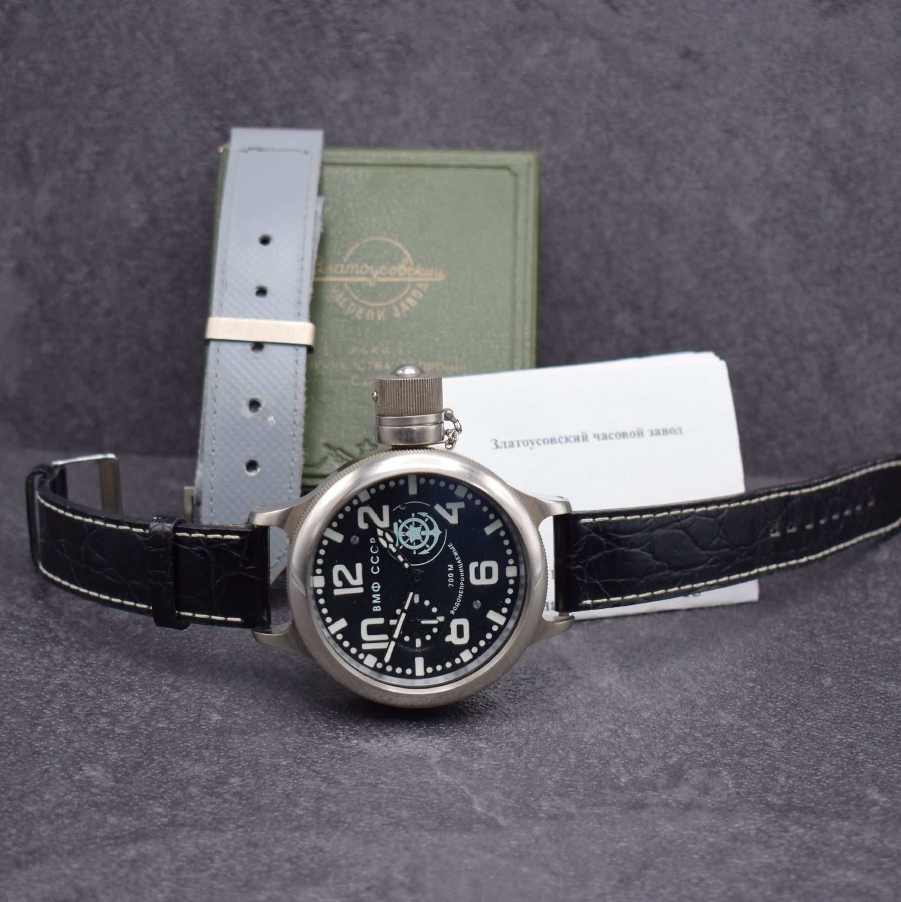 Taucheruhr der Sowjetischen Kriegsmarine Nummer 1127, Sowjetunion 1970er Jahre, Handaufzug, Ref. TY 13-02-66, verschr. Metallgeh., Rücks. wie ...