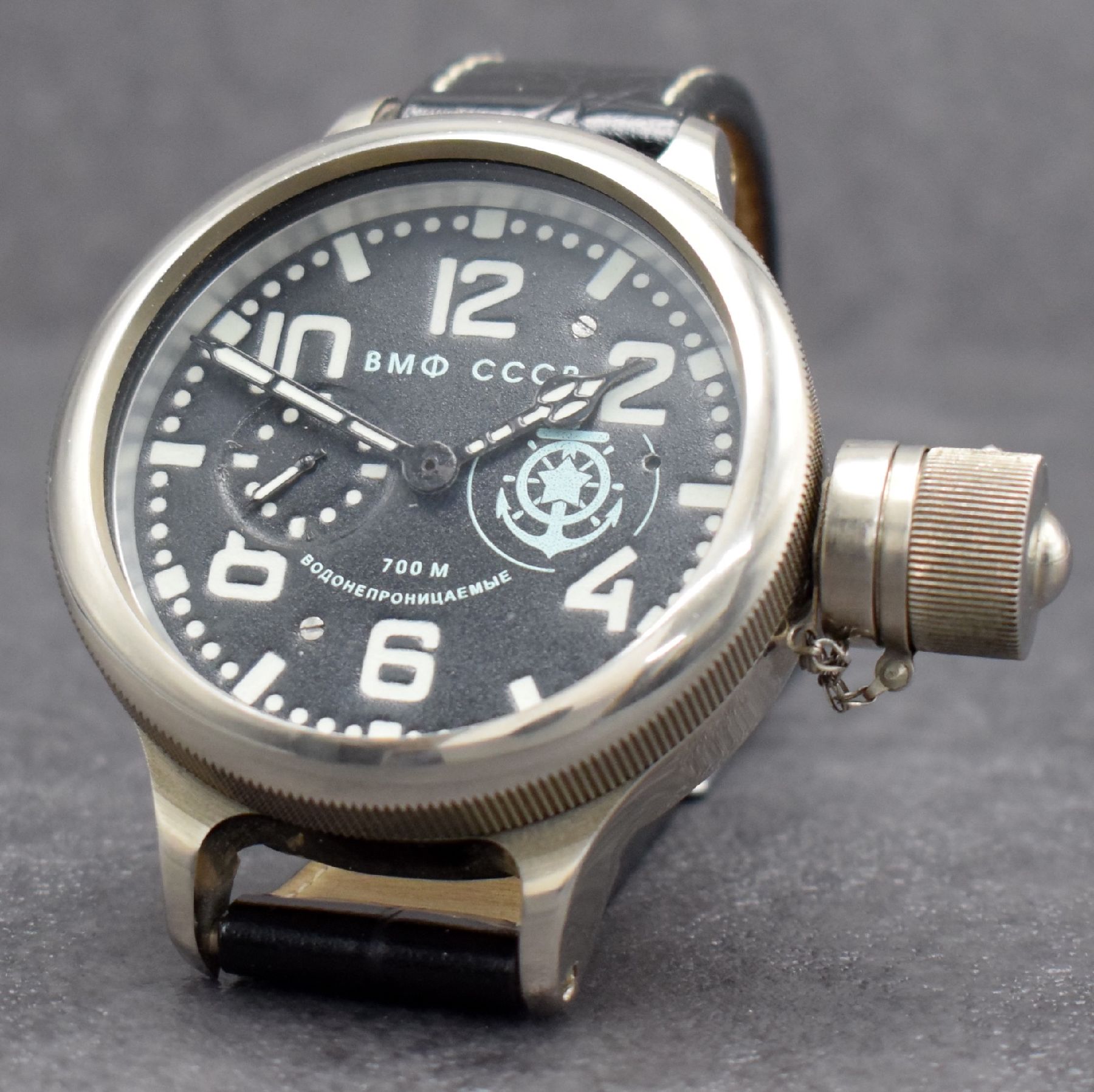 Detail c: Taucheruhr der Sowjetischen Kriegsmarine Nummer 1127, Sowjetunion 1970er Jahre, Handaufzug, Ref. TY 13-02-66, verschr. Metallgeh., Rücks. wie ...