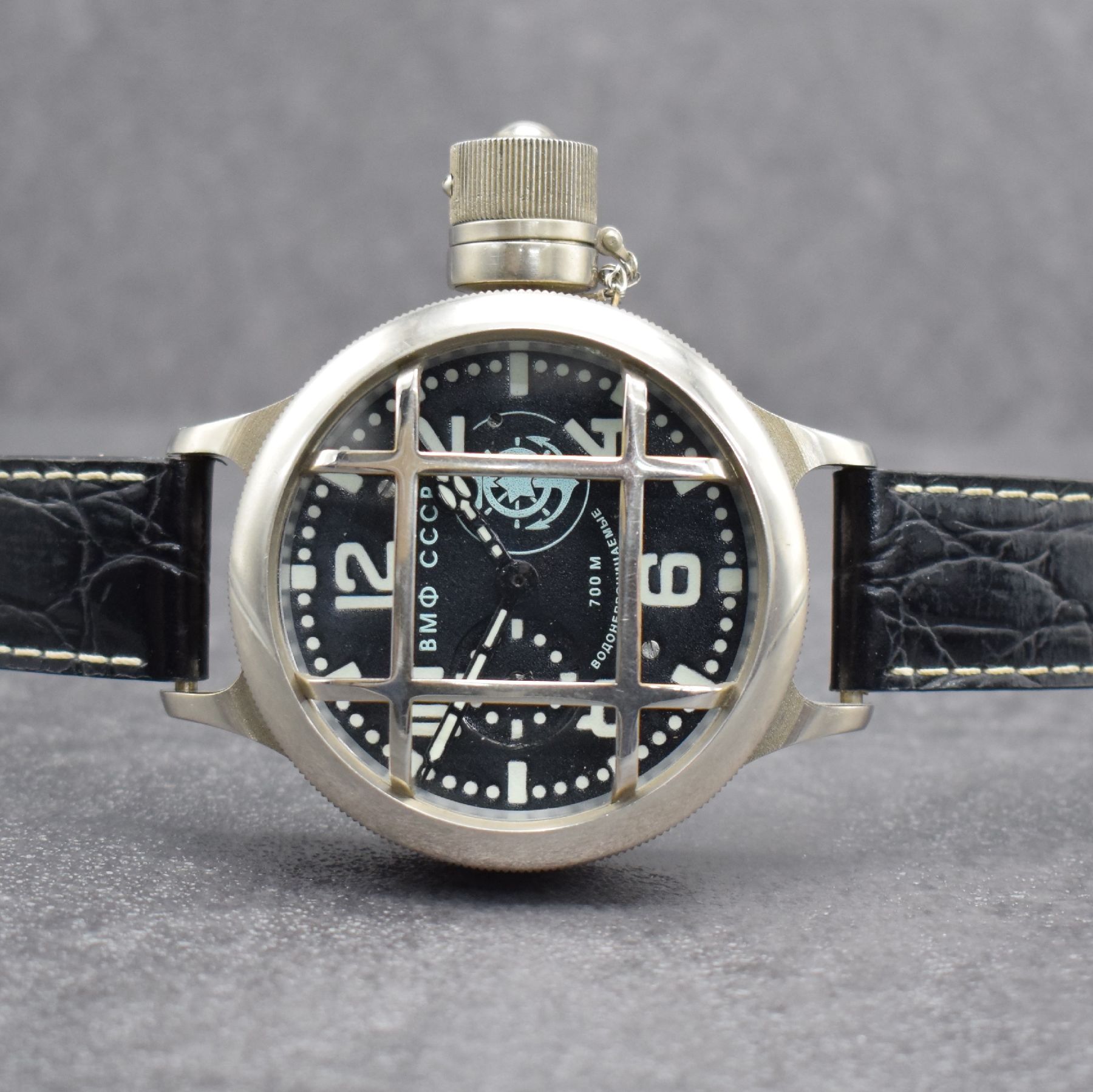 Detail d: Taucheruhr der Sowjetischen Kriegsmarine Nummer 1127, Sowjetunion 1970er Jahre, Handaufzug, Ref. TY 13-02-66, verschr. Metallgeh., Rücks. wie ...