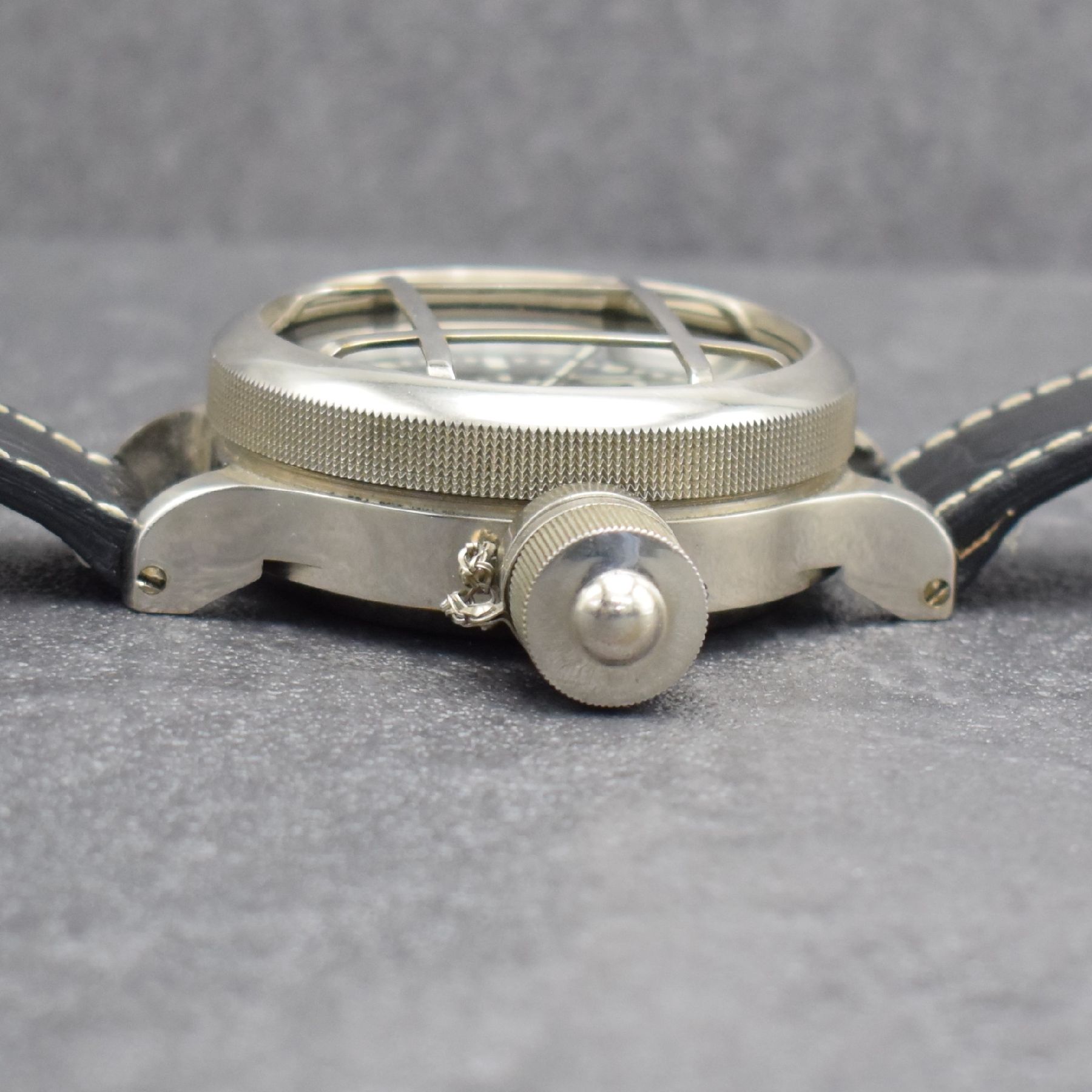 Detail f: Taucheruhr der Sowjetischen Kriegsmarine Nummer 1127, Sowjetunion 1970er Jahre, Handaufzug, Ref. TY 13-02-66, verschr. Metallgeh., Rücks. wie ...