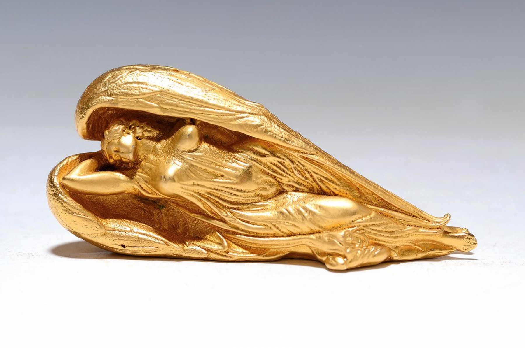 Ernst Fuchs,1930-2015, Schutzengel, Bronze vergoldet, sign., num. 361, L. ca. 10 cm