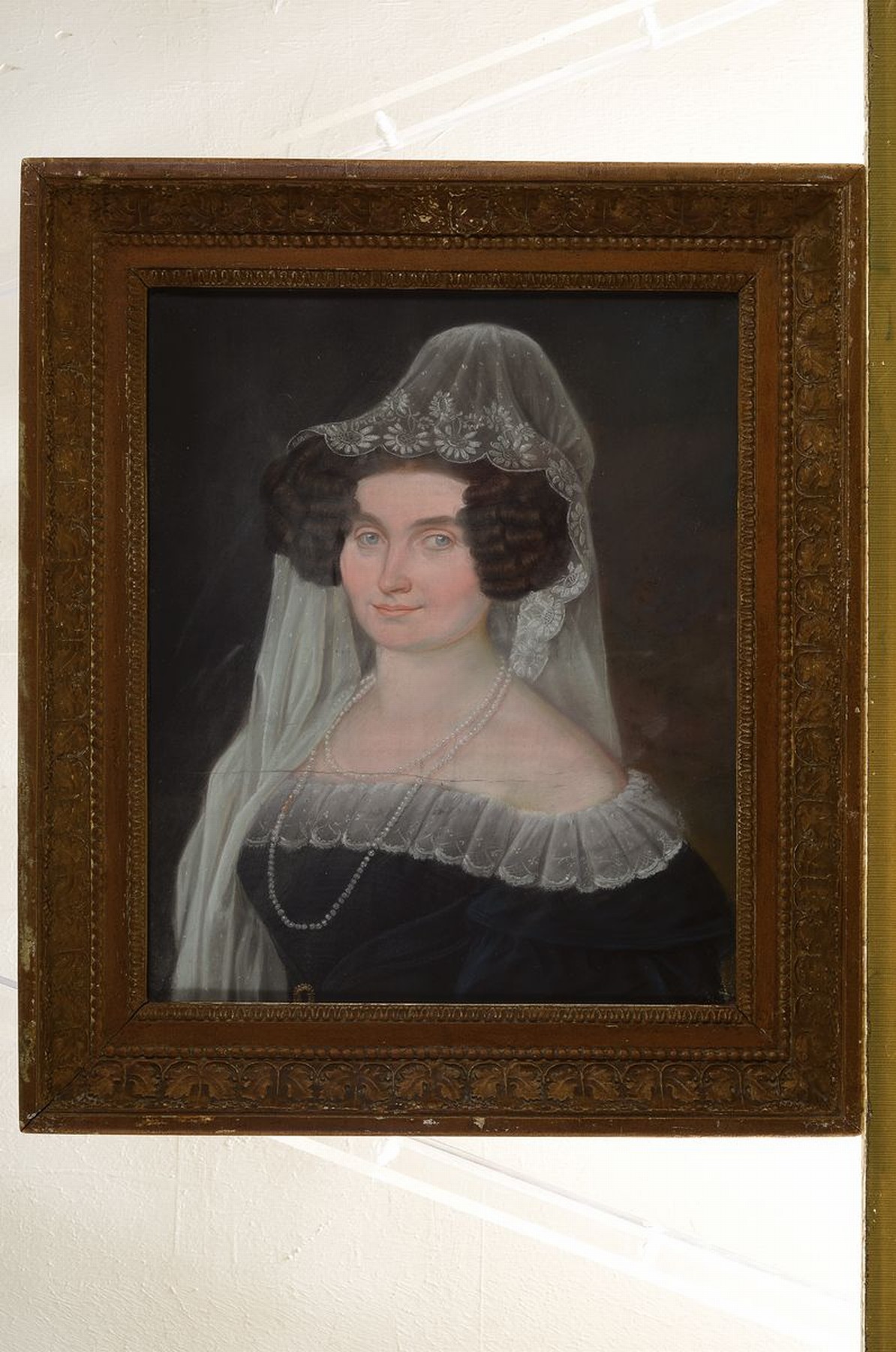 Detail k: Unbekannter Maler des Biedermeier, deutsch, um 1820, 2 Porträts eines Paares, Pastell auf Papier, teils löchrig, je ca. 36x30cm, u.Gl., R. ca. ...