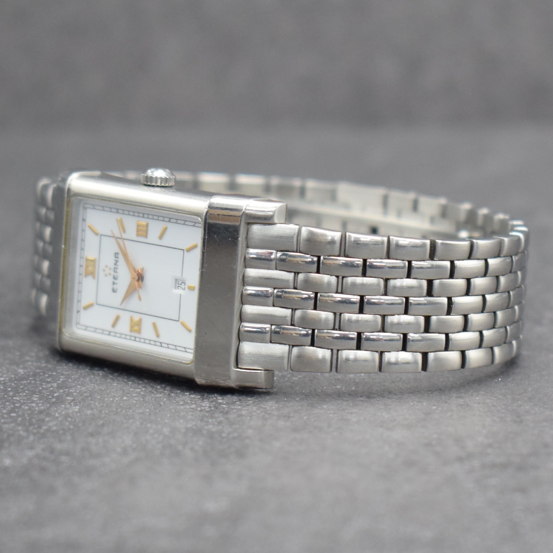 Detail d: ETERNA-MATIC 1935 Les Historiques Armbanduhr in Stahl, Schweiz um 1998, Automatik, Ref. 8490.41, Boden aufgedr., orig. Gliederband m. dopp. ...