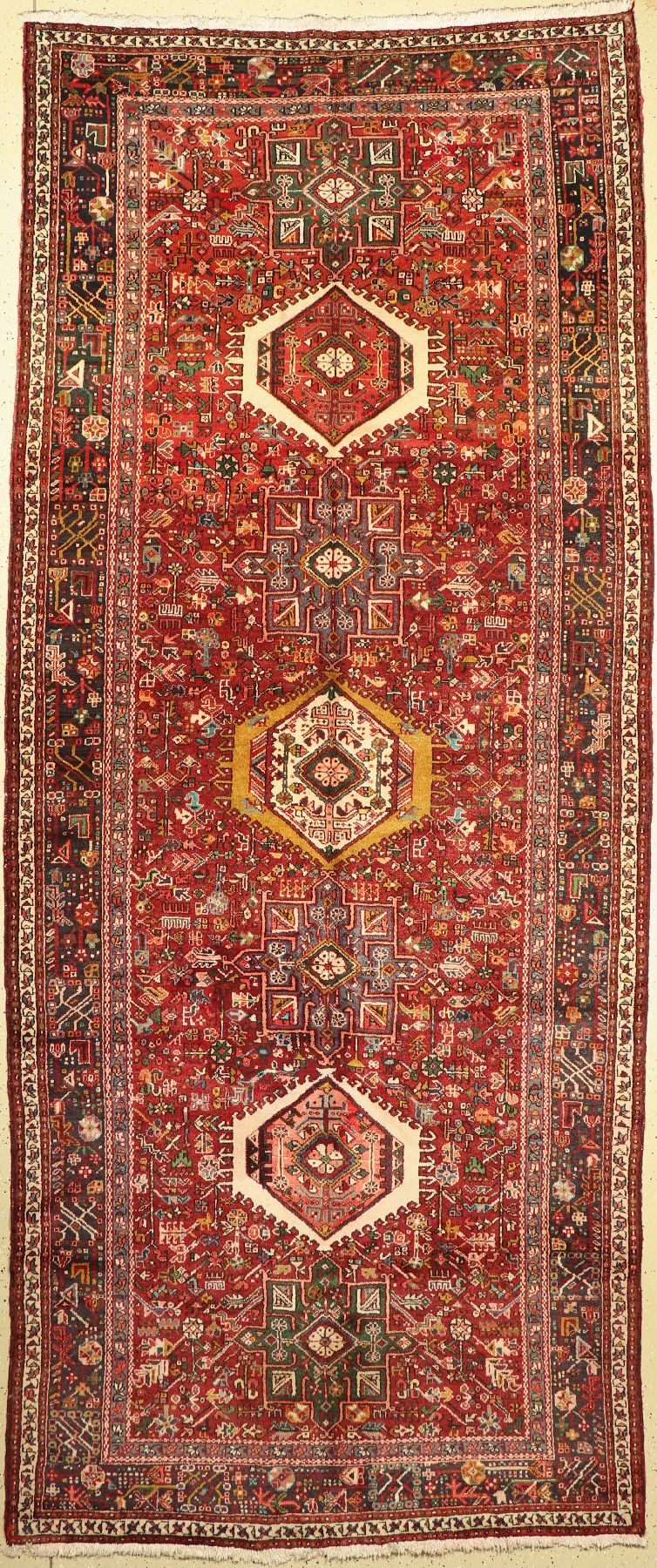 Garadjeh alt, Persien, um 1930/1940, Wolle auf Baumwolle, ca. 390 x 166 cm, EHZ: 2-3