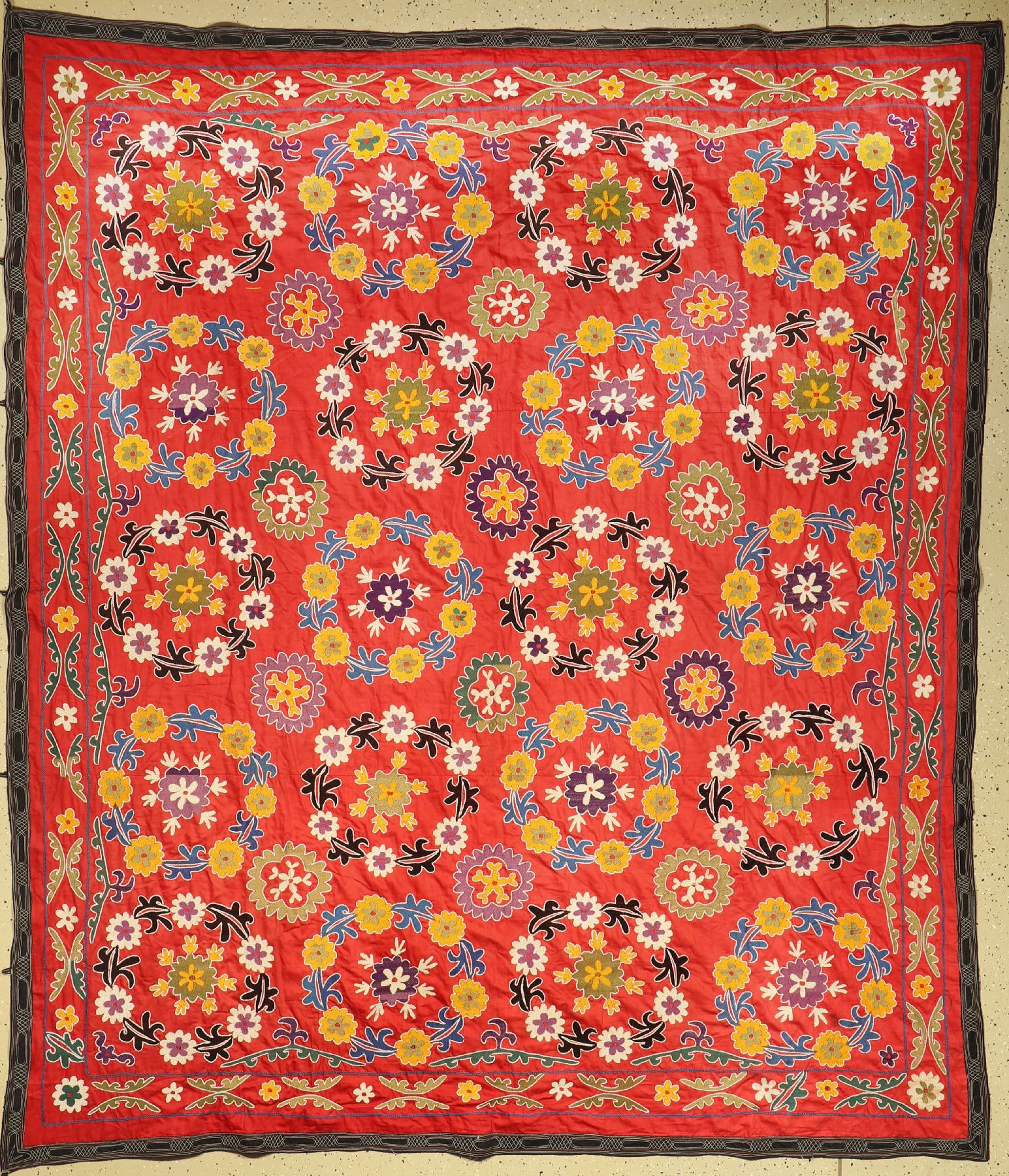 Susani, Uzbekistan, um 1930/1940, Seidenstickerei, ca. 254 x 224 cm, EHZ: 2 (kleiner Fleck)