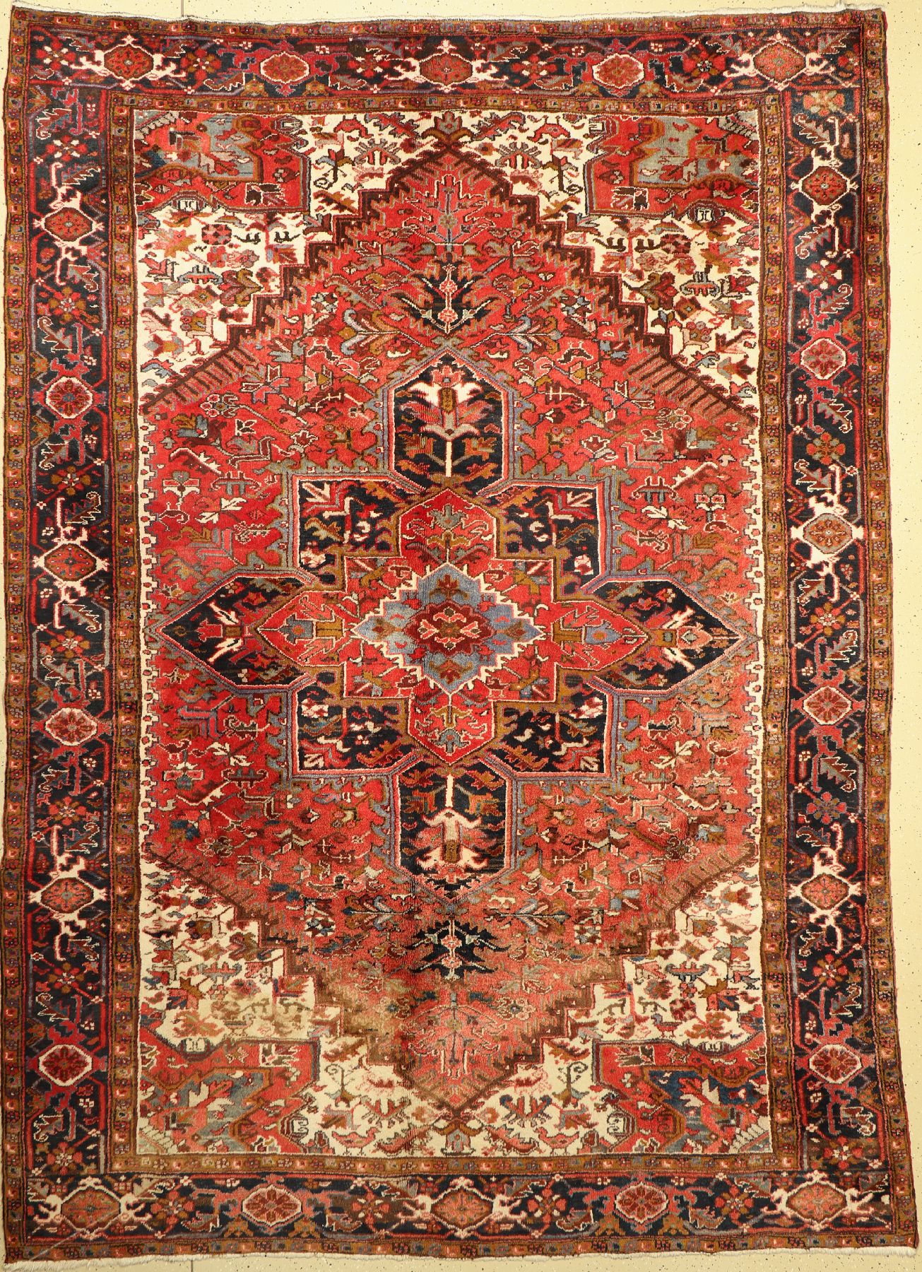 Heriz alt, Persien, ca. 60 Jahre, Wolle aufBaumwolle, ca. 354 x 254 cm, EHZ: 2, (verblasst)